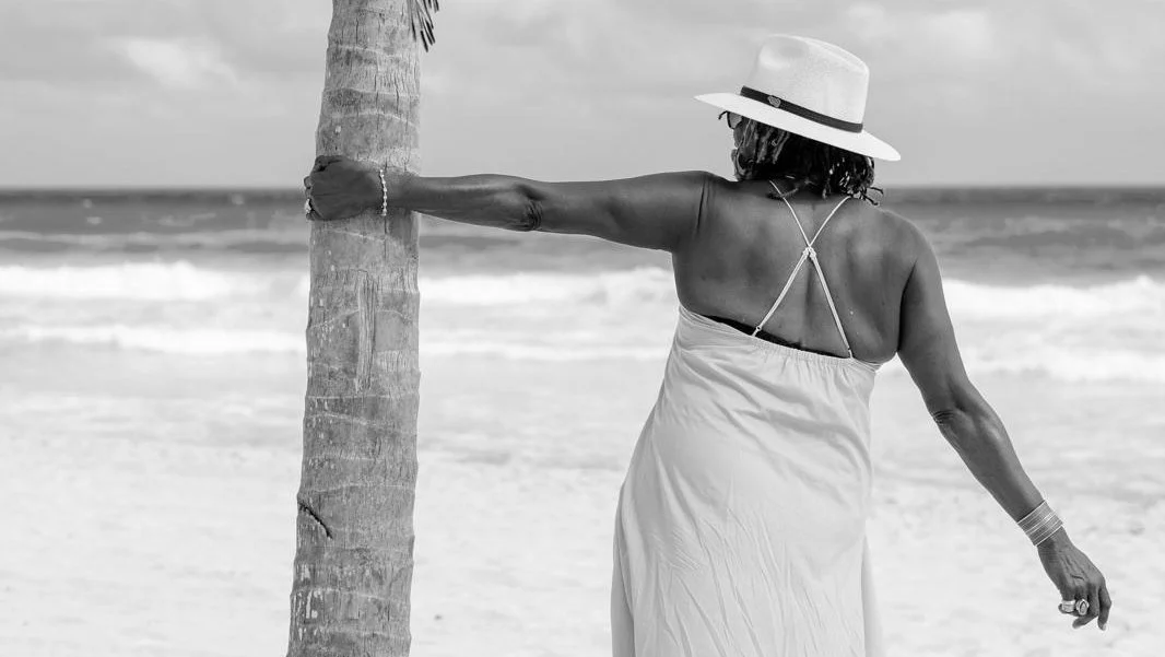 tmoy-healing-retreat-lady-standing-on-beach