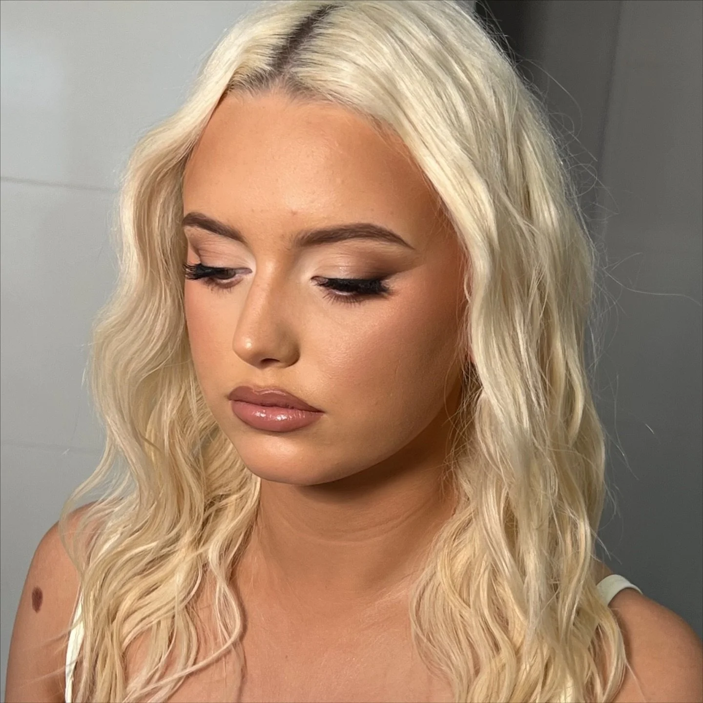 The beautiful summer from @coldsocials ready for her content shoot! When we you are in front of artificial lighting it&rsquo;s so important to matte the skin to avoid that contrast shine back. I&rsquo;ve recently added the @onesize matte setting spra