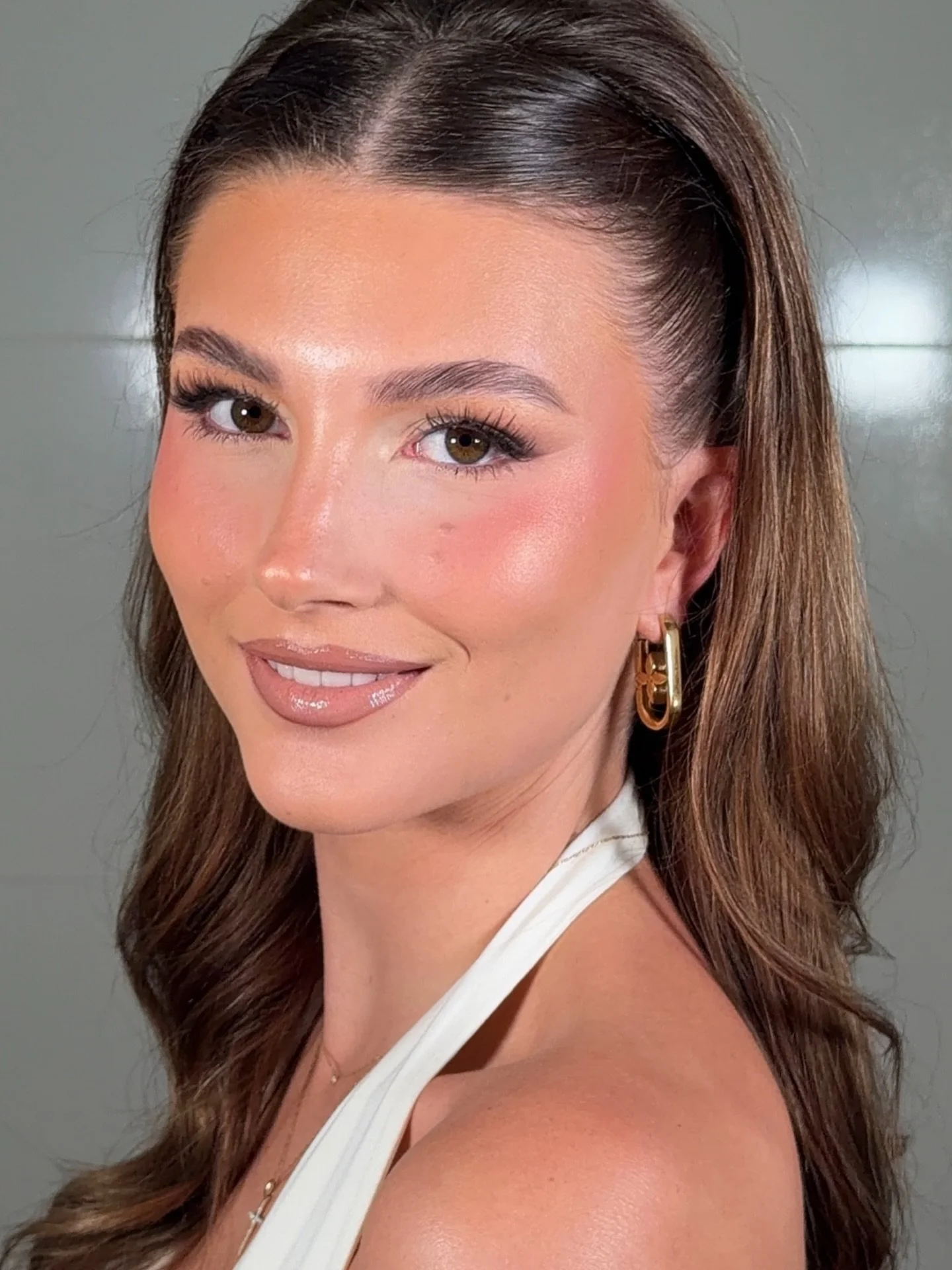 An absolute vision @elly.stacey 

Foundation @narsissist sheer glow 
Concealer @hudabeauty faux filter 
Cream bronzer @anastasiabeverlyhills amber 
Cream blush @narsissist orgasm 
Blush @maccosmeticsanz petal power and dainty 
Eyeshadows @makeupbymar