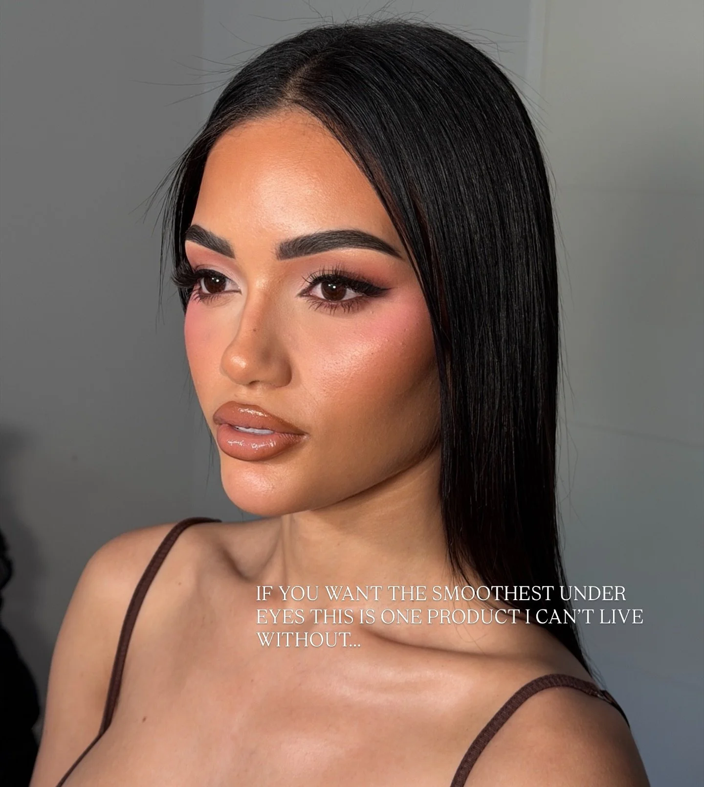 SAVE THIS if you want to add one thing into your makeup routine for a flawless under eye finish!!! 

A good concealer obviously helps and I used the @toofaced born this way with the @hudabeauty easy bake in CHERRY BLOSSOM 

The perfect pink shade, I 