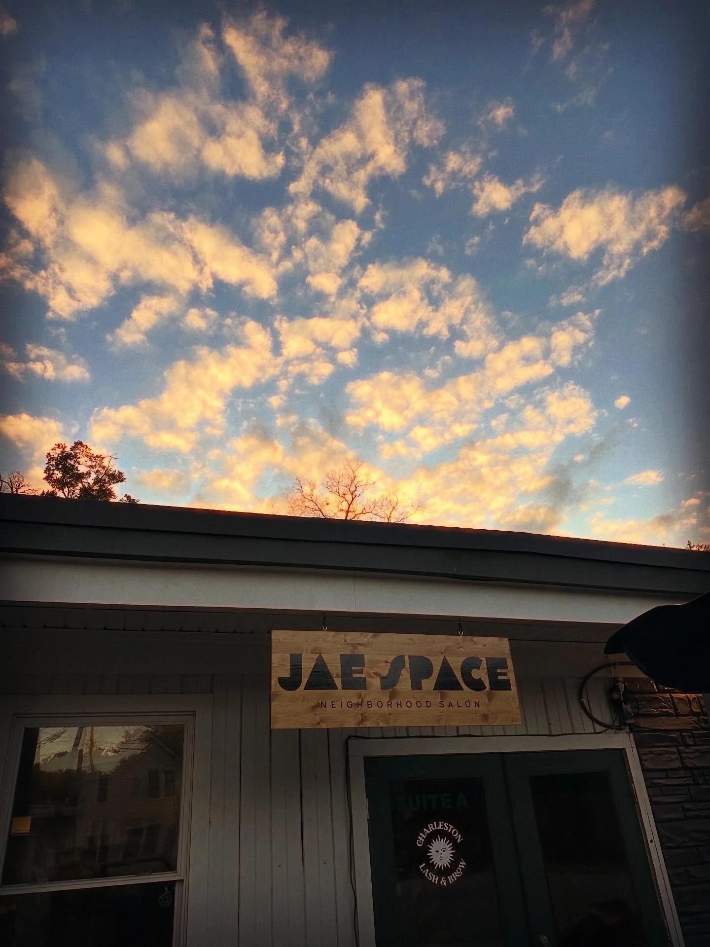 This week&rsquo;s theme in here has been the weather, and bangs. I think the winter blues are setting in, and sometimes that results in picking up the scissors at home😊 (Good thing is, I love a good bang, and a fun little challenge of fixing things)