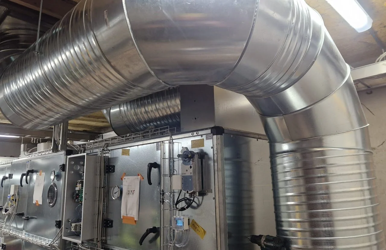 Iso ilmanvaihtokone, joka on asennettu liiketilojen käyttöön