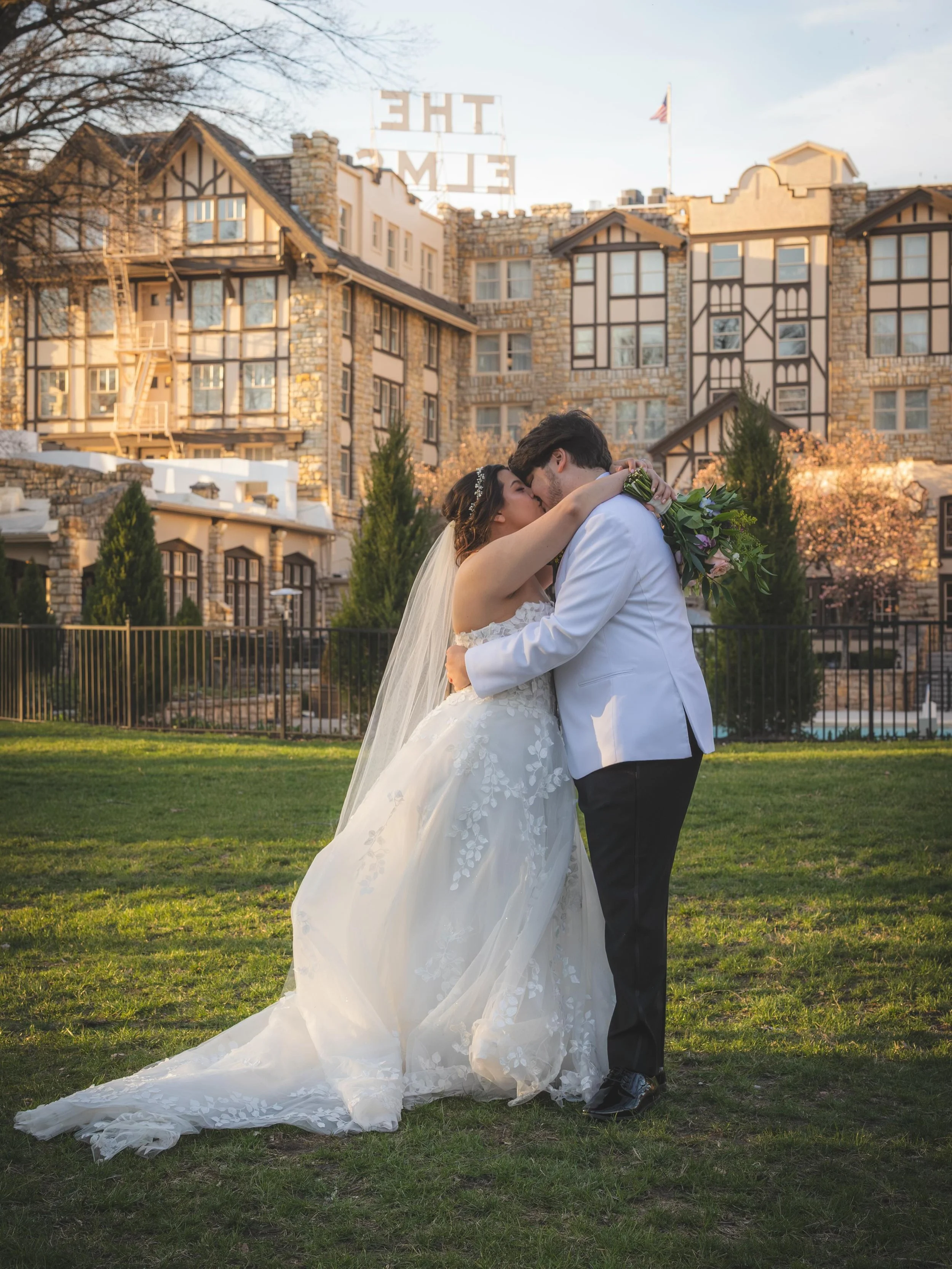 Couples who schedule golden hour portraits into their wedding day are winning in my book&hellip; this is what can happen in just 15 minutes with MRP. ✨

While your guests enjoy cocktails and the celebration continues, you slip away for a few quiet mo