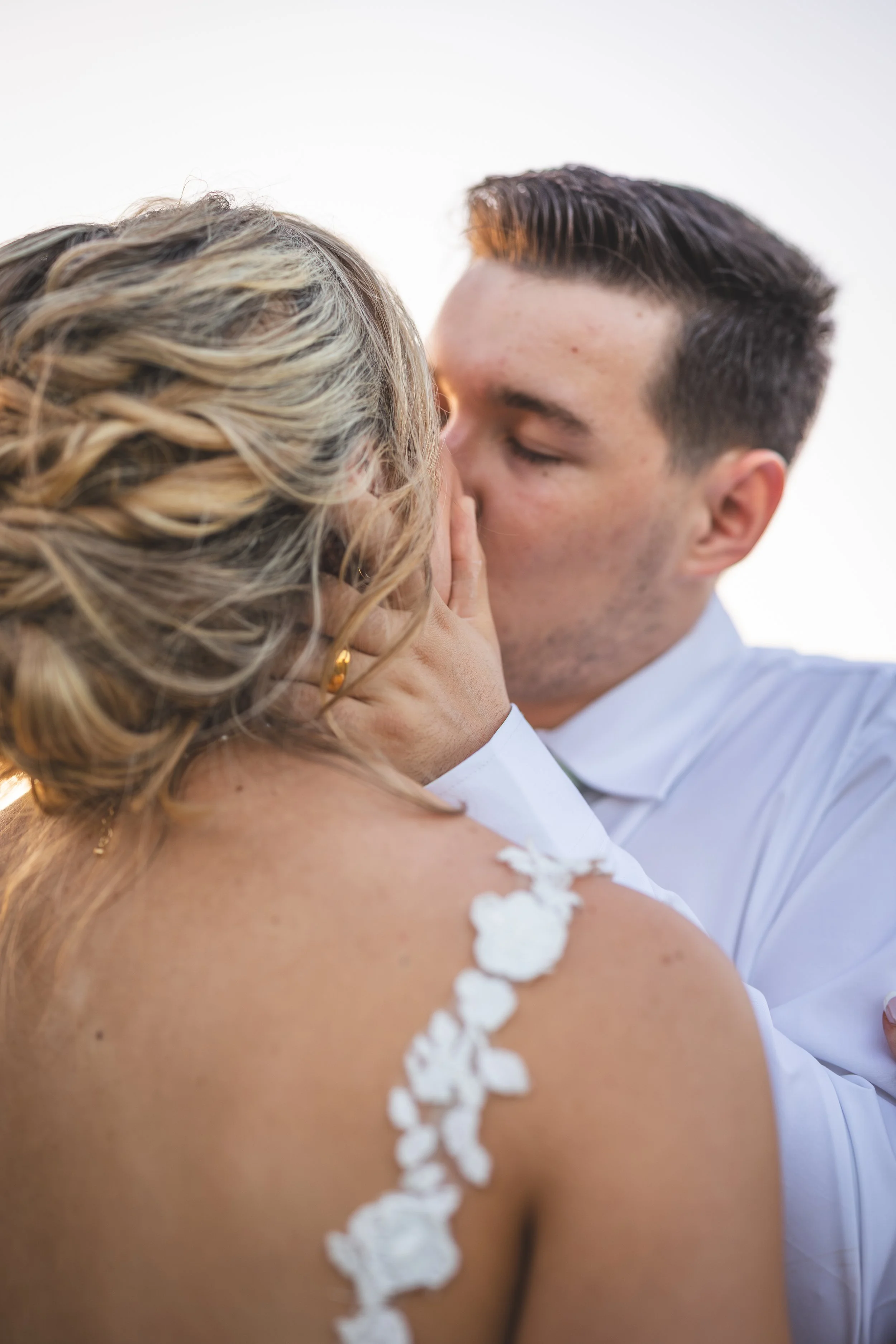 mildale-farm-bride-groom-kissing.jpg