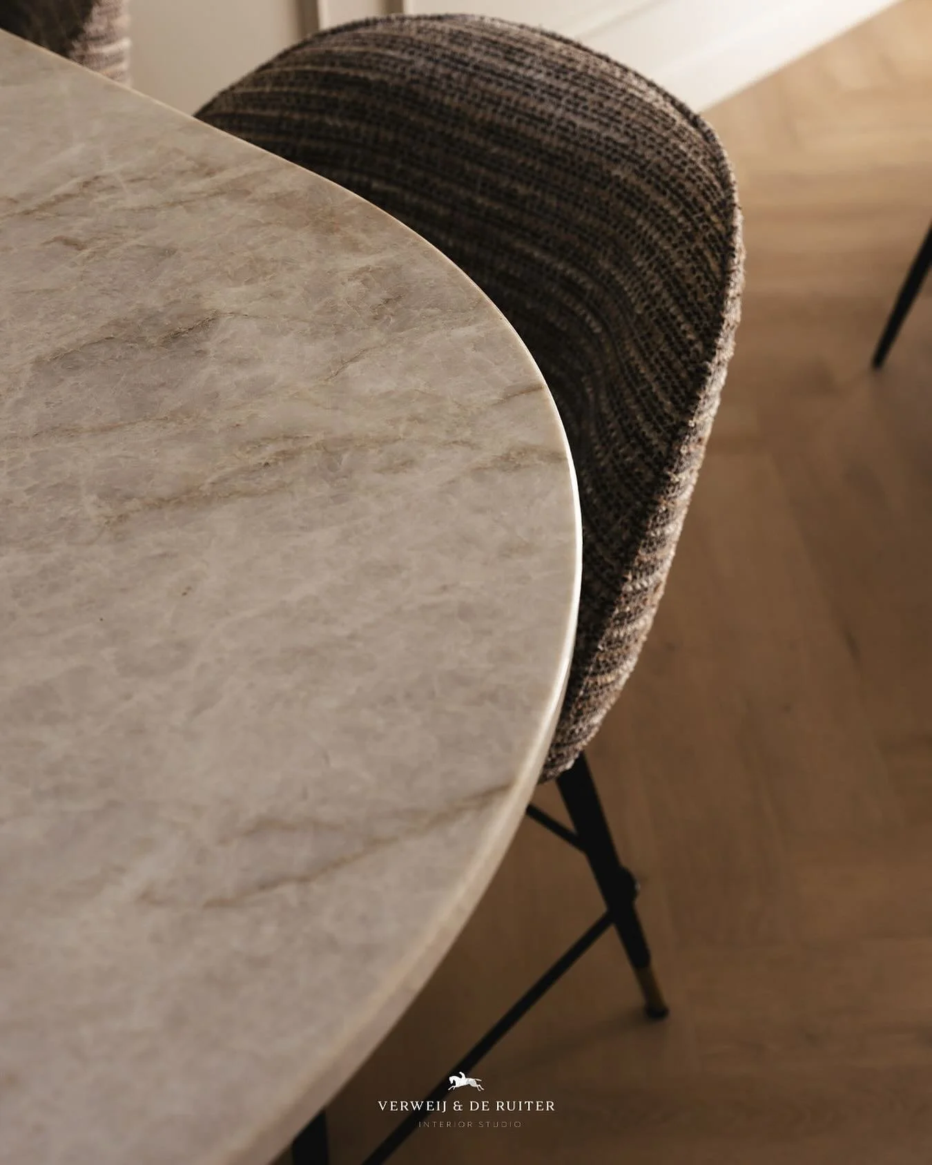 Een afgeronde hoek
die het keukeneiland zachter maakt &mdash;
prettig in gebruik en mooi om te zien.

#interieurdesign #interieurontwerp #interieurstyling