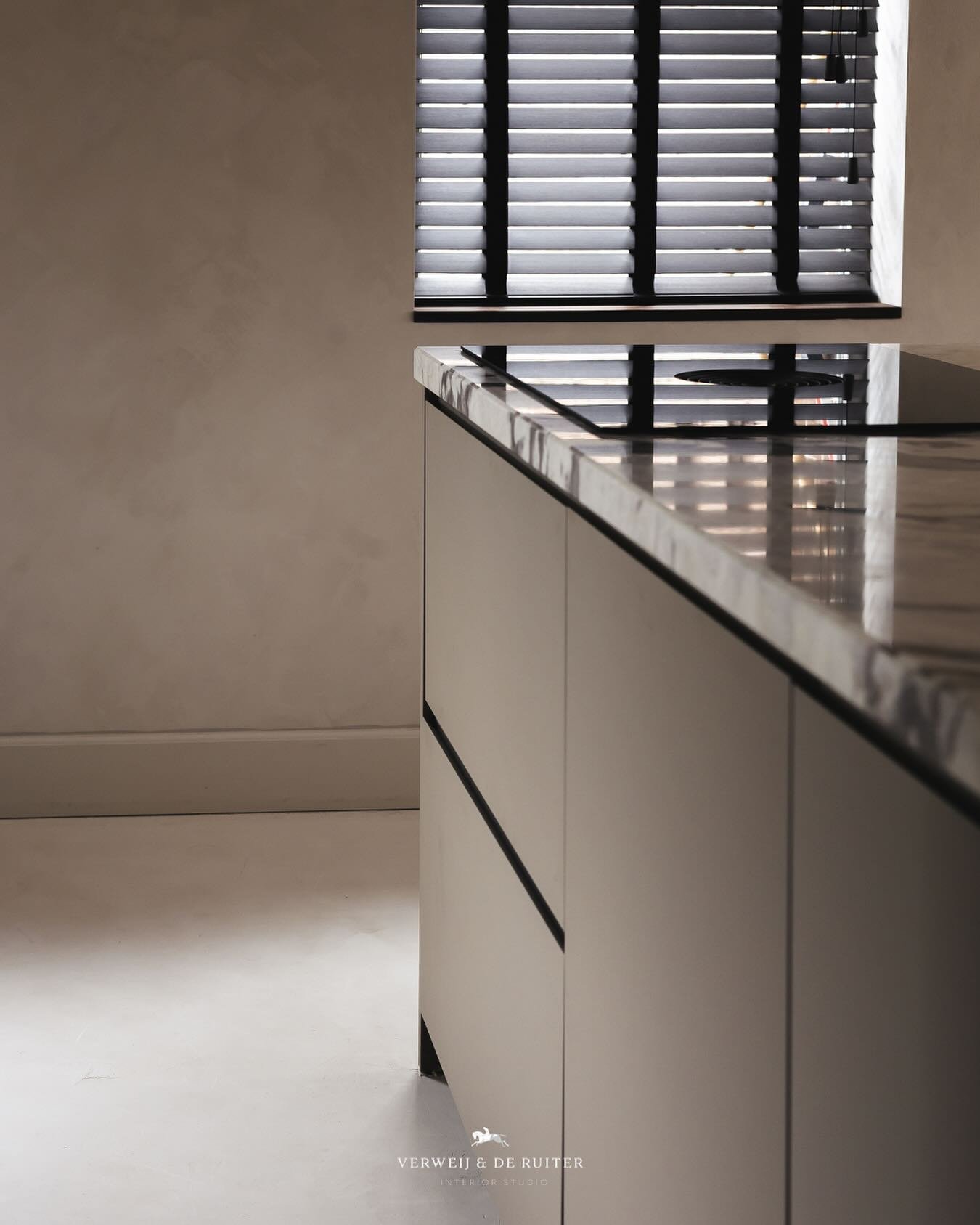 Een keuken waar lijnen en details
elkaar versterken.

Minimalistisch van vorm,
warm in uitstraling.

#interieurdesign #interieurontwerp #interieurstudio #keukendesign