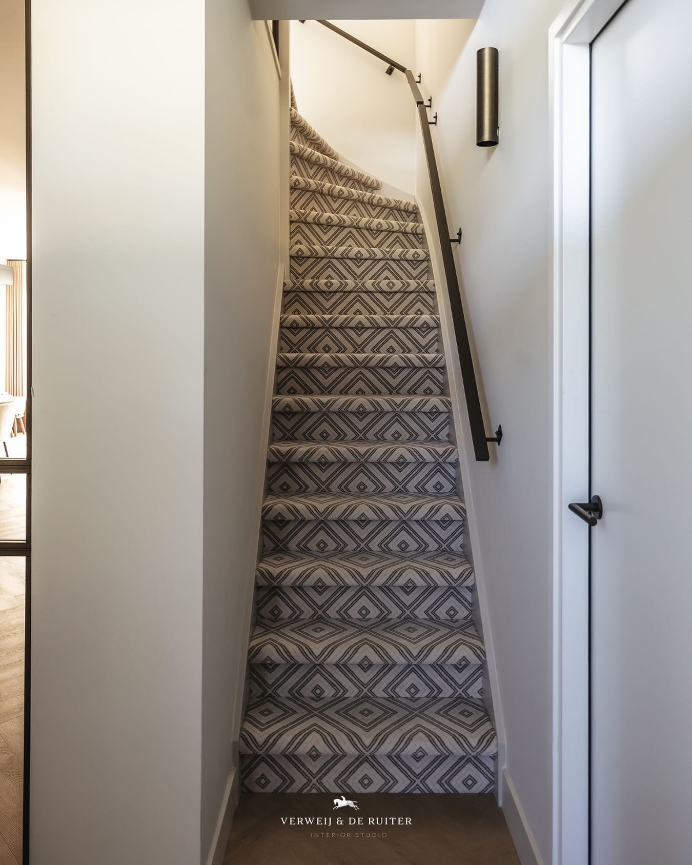 Een rustige basis,
met &eacute;&eacute;n speels detail.

De beklede trap voegt karakter toe
en maakt het interieur eigen.

#interieurdesign #interieurstyling #interieurontwerp #stairdesign