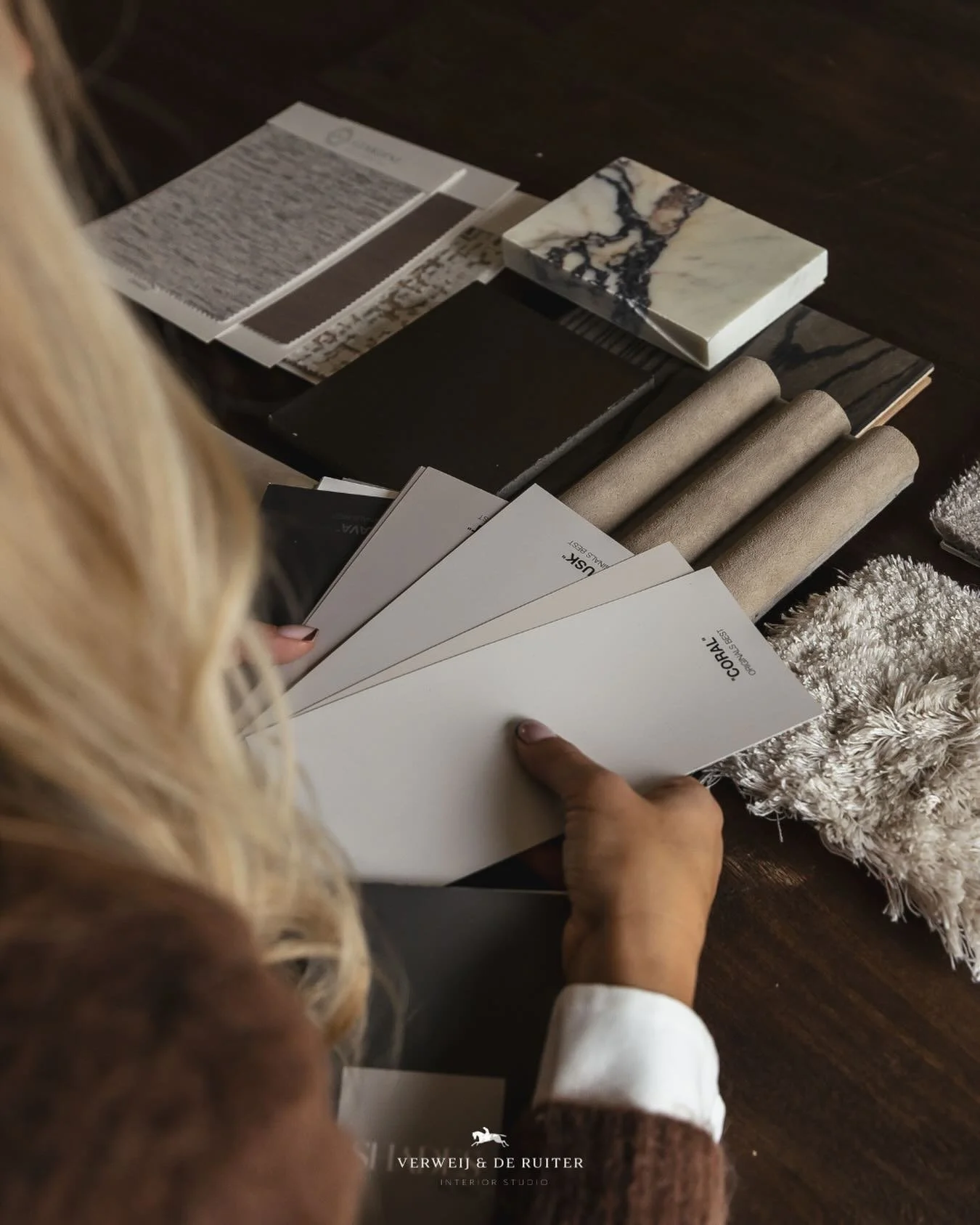Voor mij begint een interieur altijd met het combineren van de juiste kleuren en materialen. Ik leg stalen naast elkaar, schuif met tinten en zoek naar die perfecte balans tussen rust en karakter. Zachte natuurtinten gecombineerd met rijke structuren