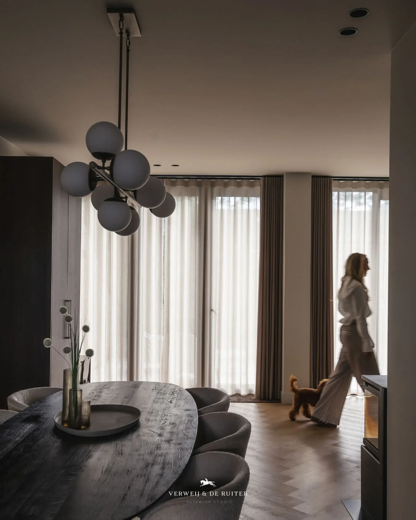 Thuiskomen in rust 

Zachte tinten, rijke materialen en een indeling die klopt tot in detail. 

#interiordesign #interieurontwerp #interiorstyling