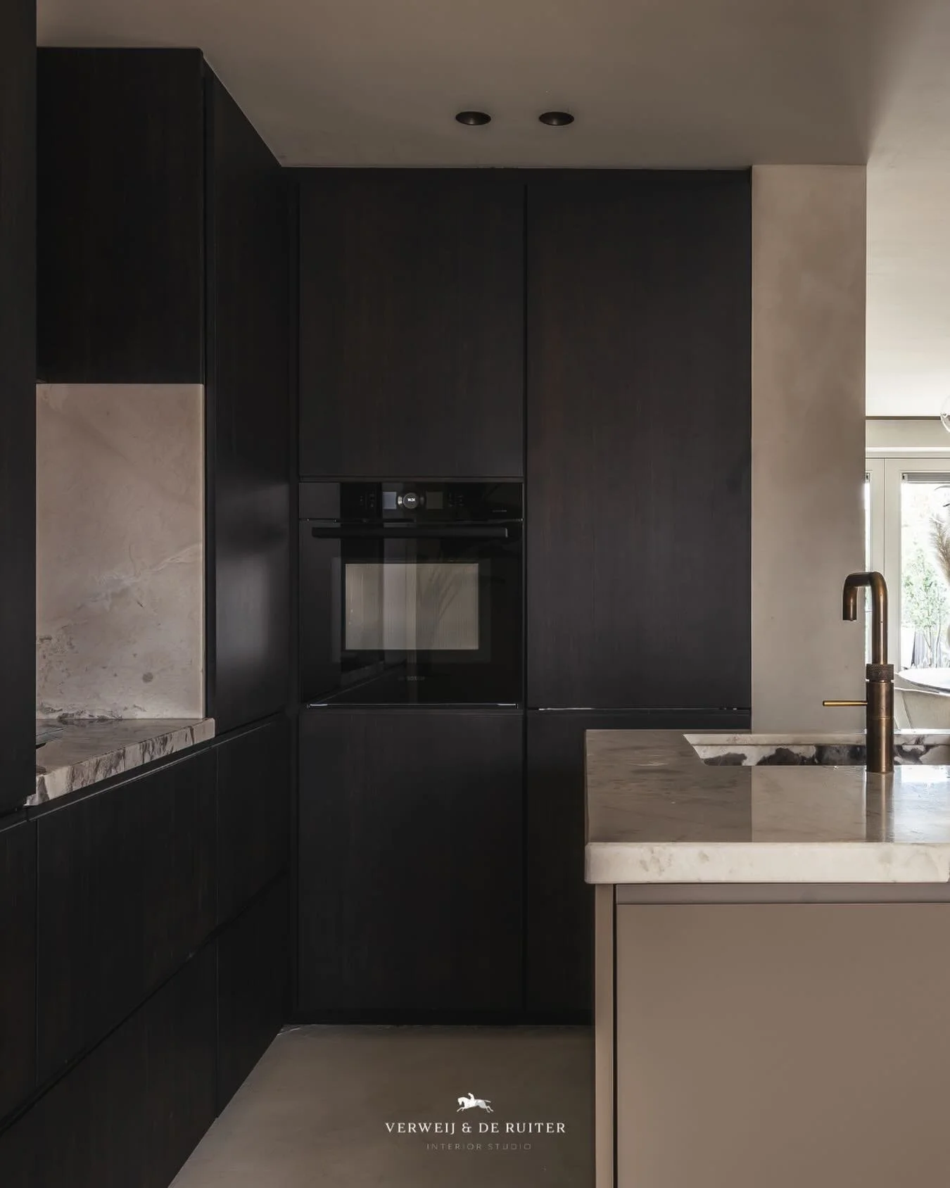 Het hart van het huis 🤍

Een plek voor lange avonden, spontane momenten en gezellige koffietjes. Warm, luxe en vooral er plek waar je gewoon graag samenkomt. 

#interieurdesign #interieurstudio #interieuradvies #keukeninspiratie