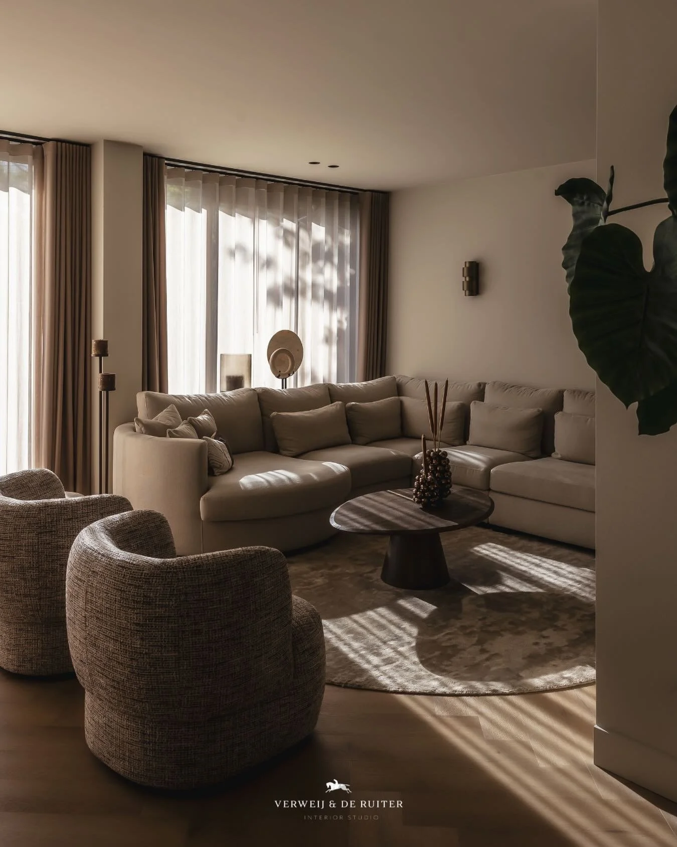 Wat een fijne woonkamer heeft dit project Hendrik Ido Ambacht. Een plek waar het hele gezin gezellig samen kan zitten 🤎 

#woonkamer #interieurstyling #interieuradvies #interieurontwerp
