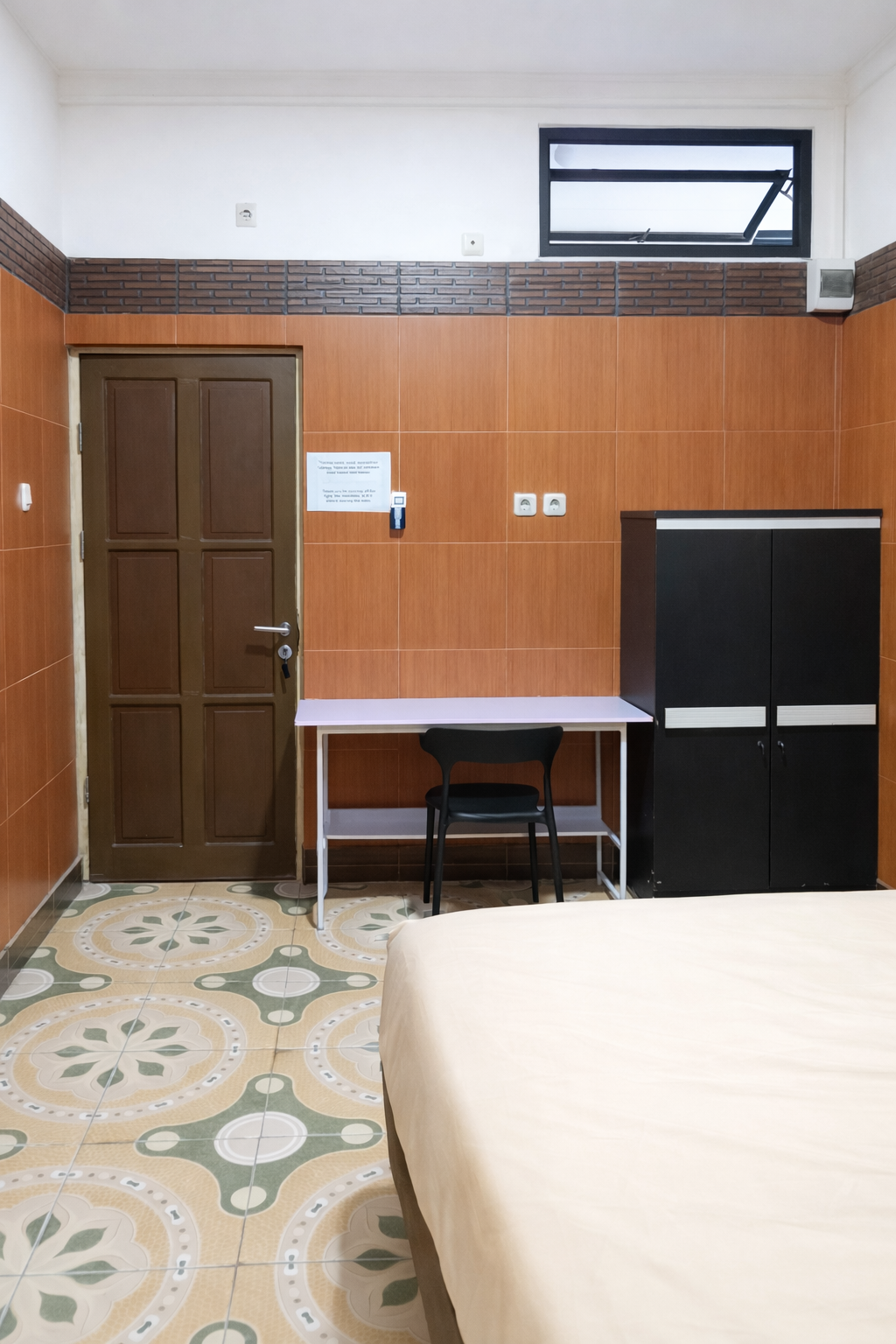 Pencahayaan ruangan baik dengan tata ruang yang efisien, mendukung aktivitas belajar dan bekerja sehari-hari.
kos single Jakarta Pusat, kos dekat kampus, kos pekerja profesional, kos AC kamar mandi dalam dengan air panas/water heater, kos nyaman dan 