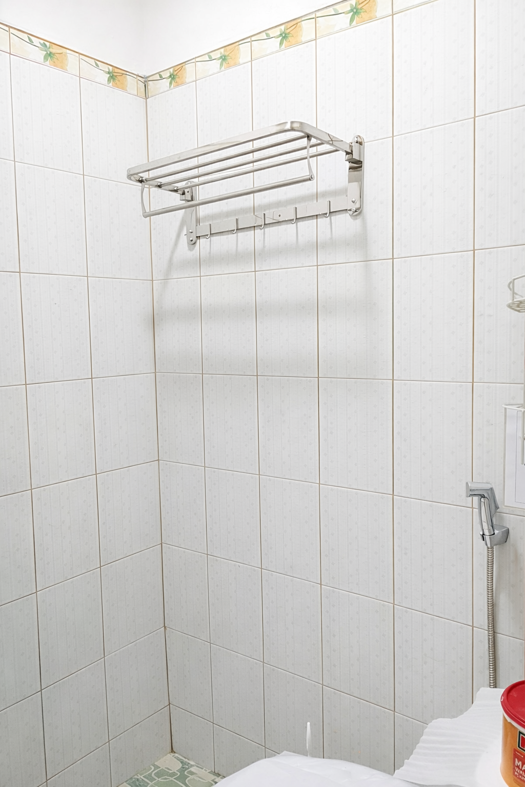Setiap kamar memiliki kamar mandi dalam dengan shower, water heater (air panas), dan kloset duduk.