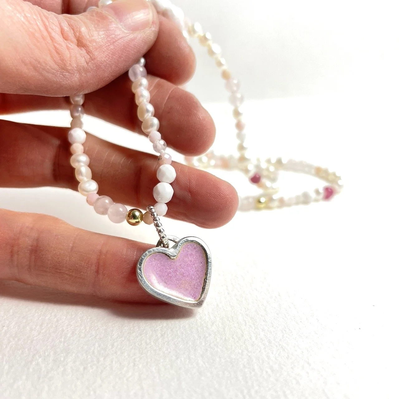 "Von Herzen" ca. 16 mm (ohne Öse). 220,-.
Kette 50 cm, 150,-. (beides verkauft)