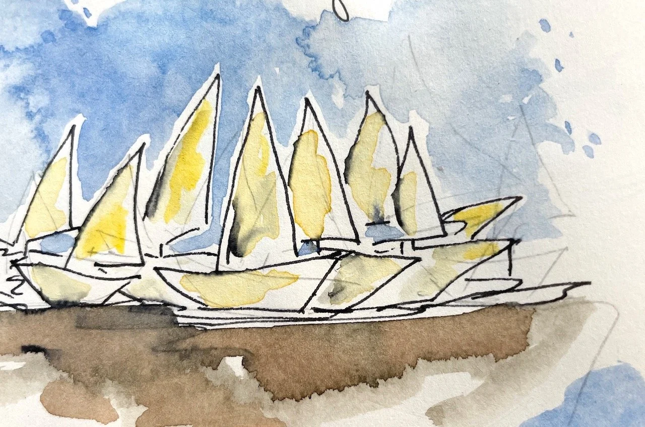 Schnelle, einfache Skizze mit Segelbooten, die in einer Regatta fahren. Man sieht die schwarzen Umrisslinien und zerfließende Aquarellfarben: Gelb für die Boote, Blau für den Himmel.