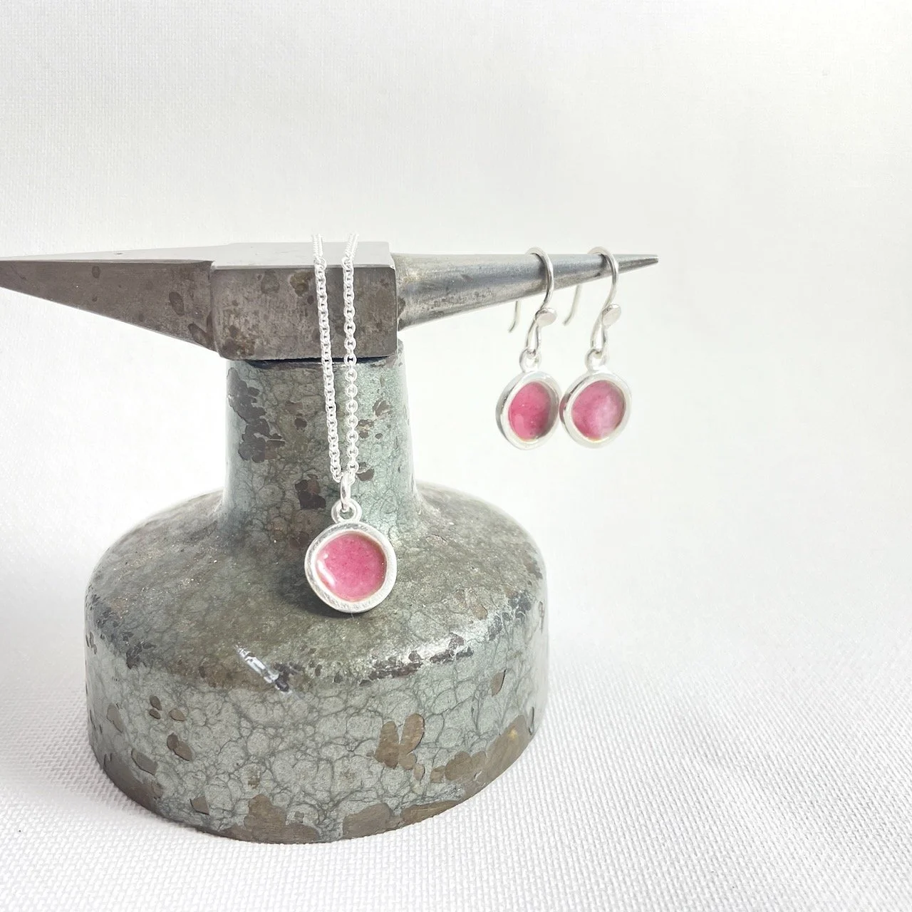 "Swing" Single ohne Perlen. Schälchen 11 mm.
Anhänger 59,- (verk.) zzlg. Kette 25,-.
Ohrringe Länge 28 mm, Paar 185,-