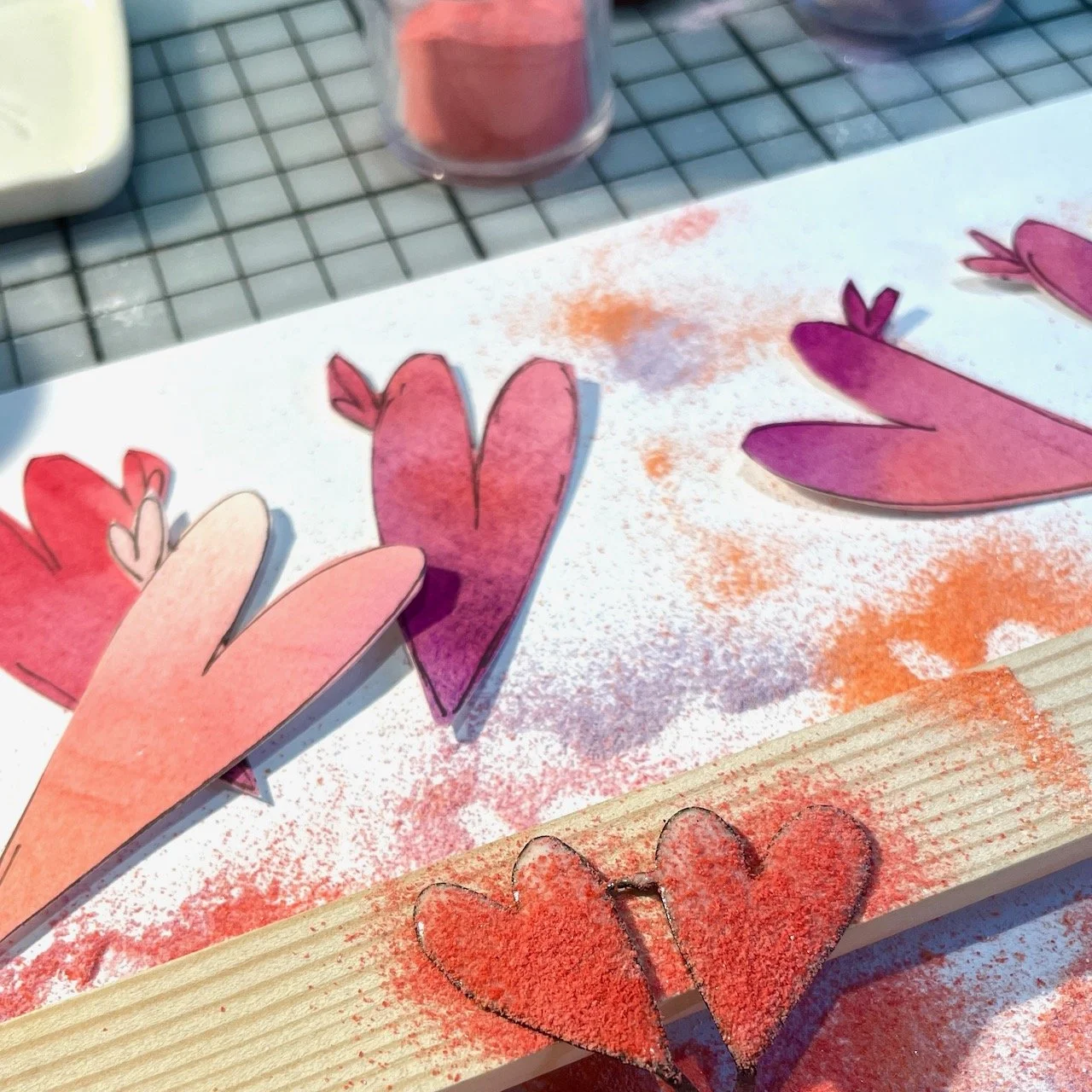 Emaille und Papiermodelle