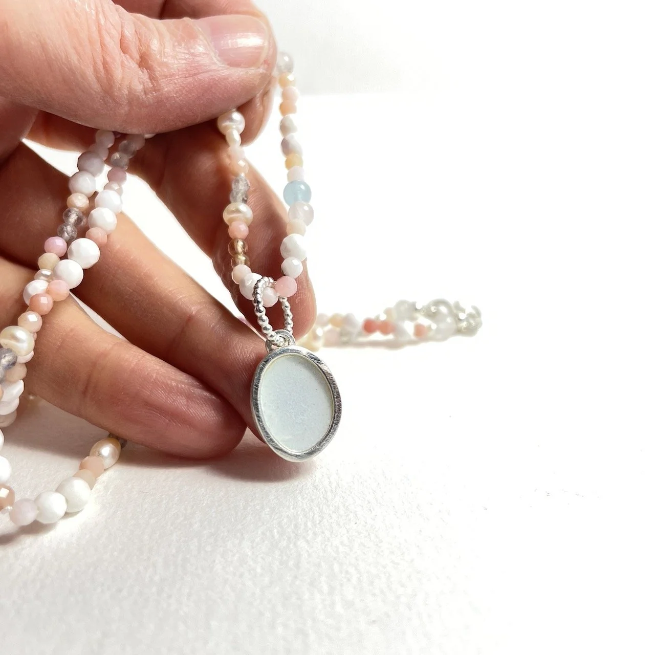 "Pendula" Silber, Emaille weiß. 16 mm groß (ohne Öse). 190,-. (verk.)
Kette 50 cm, 130,-.