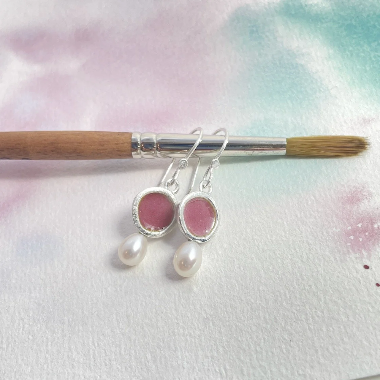 Ohrringe Coral-Rosa, Perlen. Schälchen 11 mm. Gesamtlänge 37 mm.
Paar 275,-