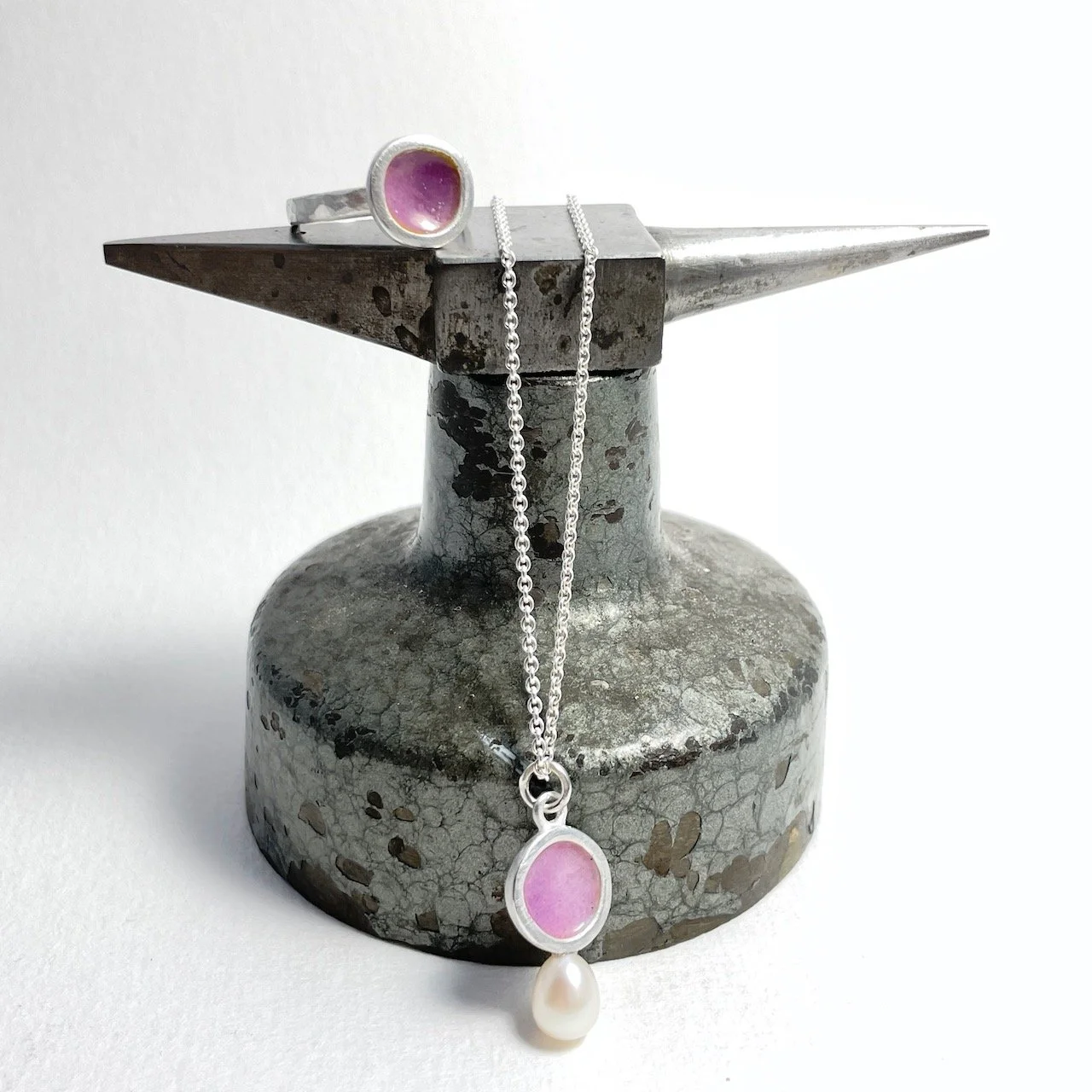 Ring Violet, Anhänger Violet, Perle. 135,-