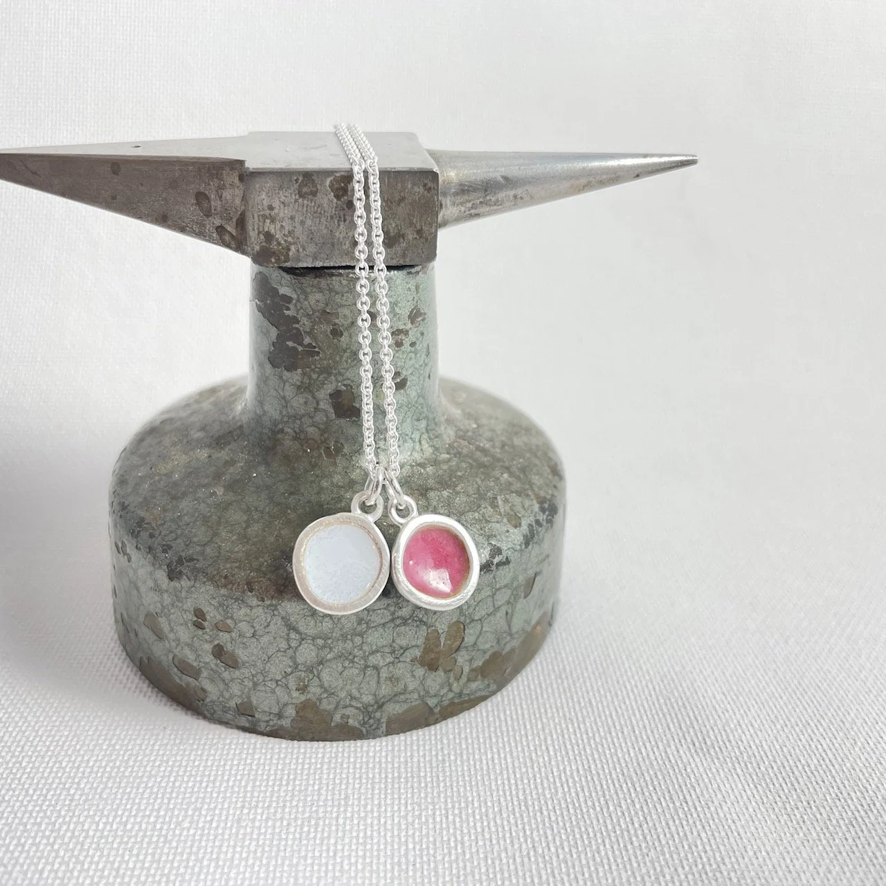 "Swing" Single-Anhänger Schälchen 11 mm,
Weiß oder Coral-Rosa (verk.) je 59,- zzgl. Kette 25,-