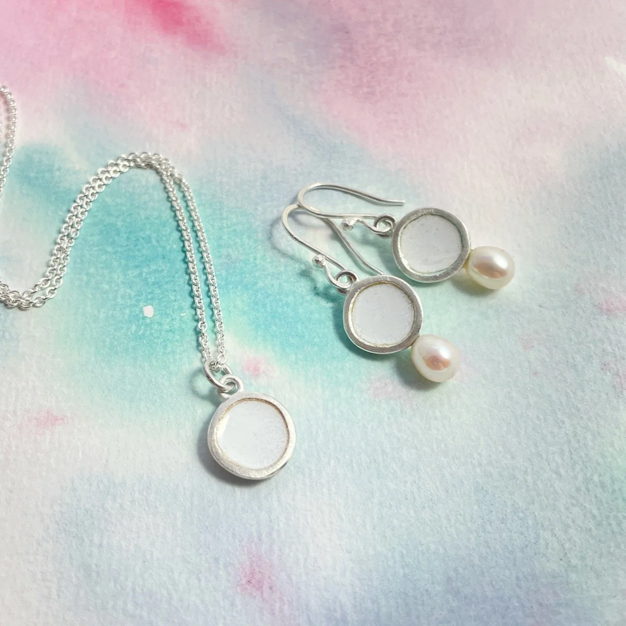 Anhänger: Schälchen 11 mm. 59,- zzgl. Kette 25,-. Ohrringe Paar 275,-