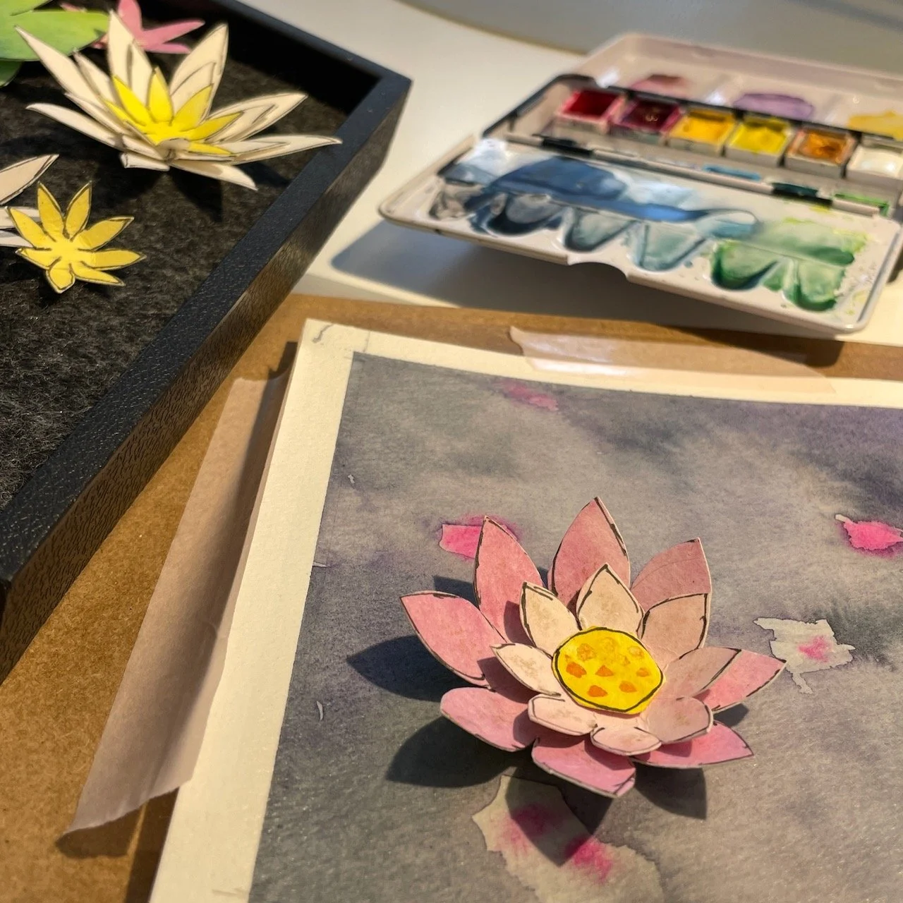 Aquarellgrund und Papiermodelle
