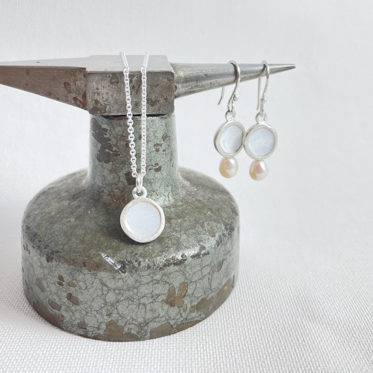 Ohrringe & Anhänger: Schälchen 11 mm.
Ohrringe Gesamtlänge 35 mm, Paar 275,-