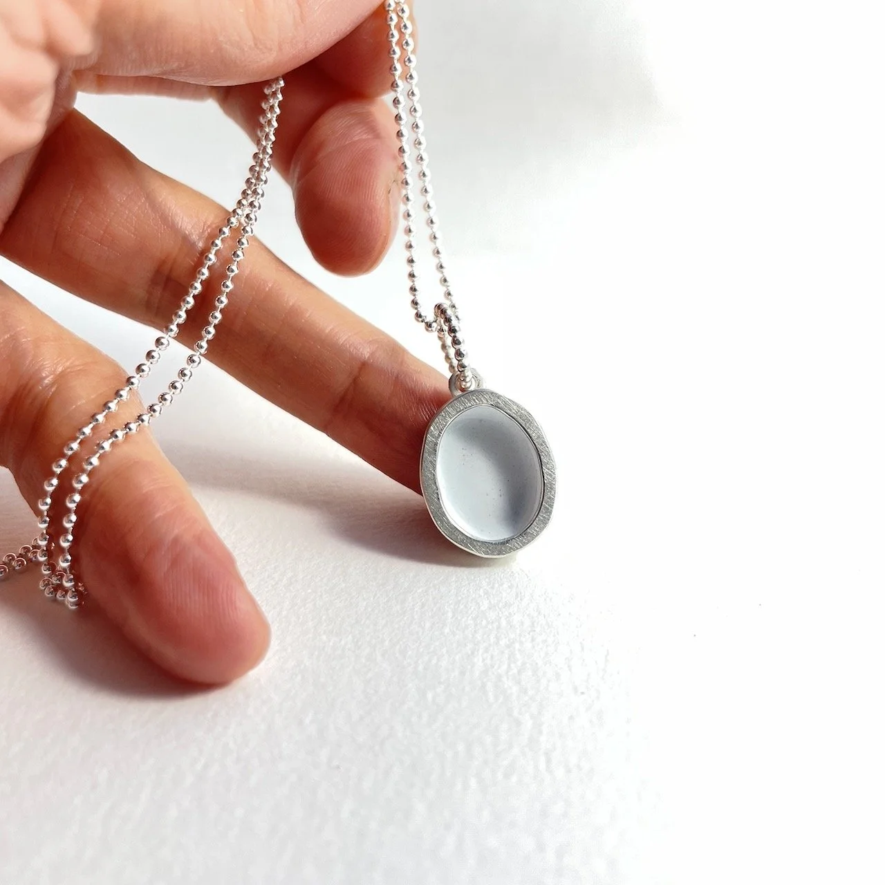 "Pendula" mit Kugelkette Silber