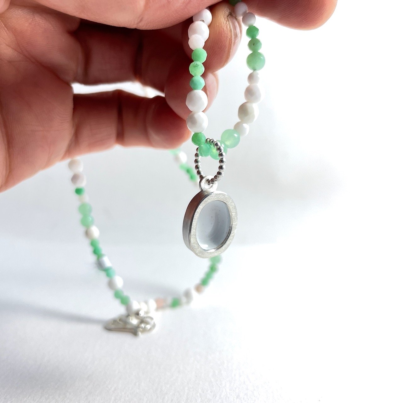 "Pendula" mit Edelsteinkette
