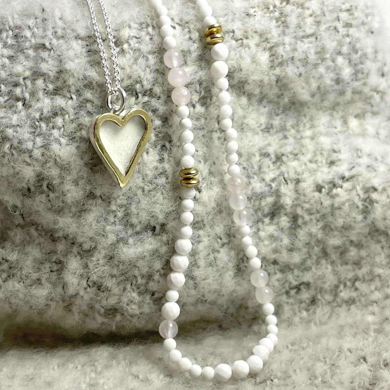 "Swing" Herz-Anhänger Silber, 750/- Gold, Opal-Emaille (verk.).
Long-Kette 90 cm, vergoldet. 190,-