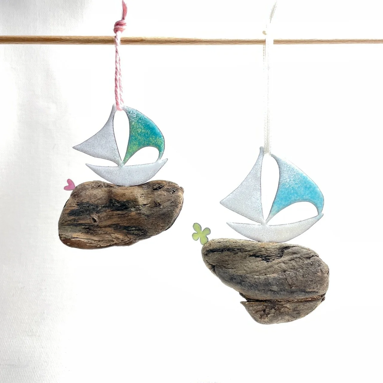 "Zur See" je 60,-
Links: 7 x 6 cm, Rechts: 8,5 x 7 cm