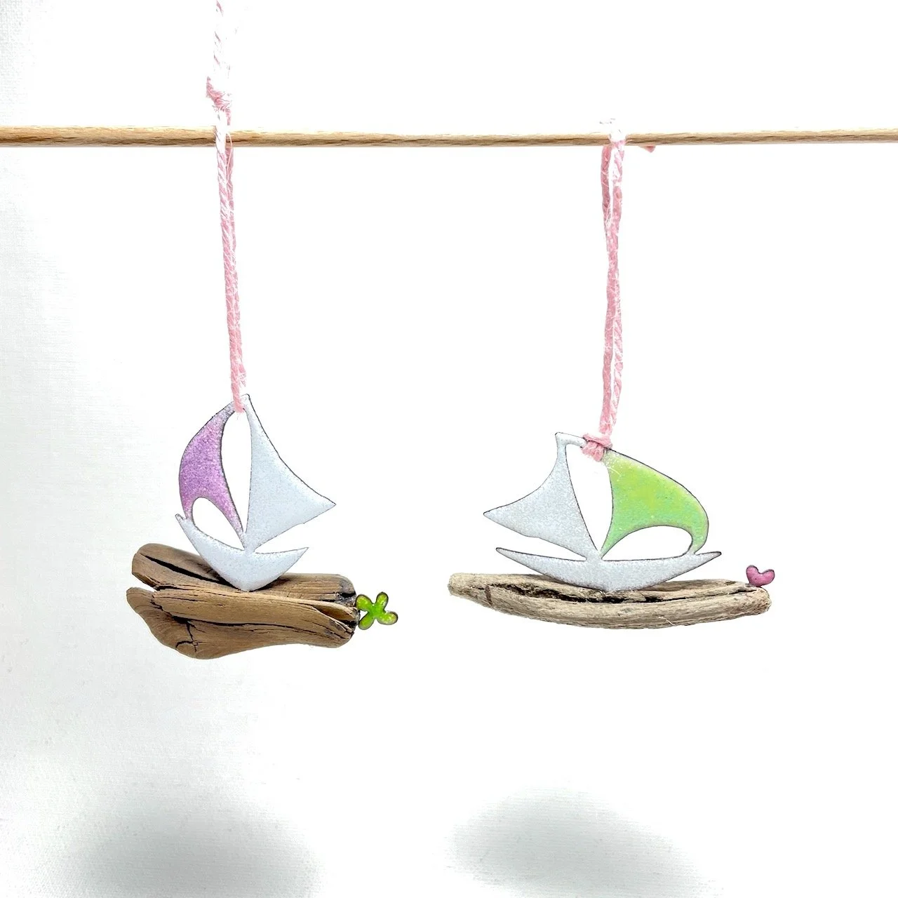 "Zur See" je 55,-
Rosa: 5,5 x 6 cm, Grün: 4,5 x 7 cm (grün verk.)