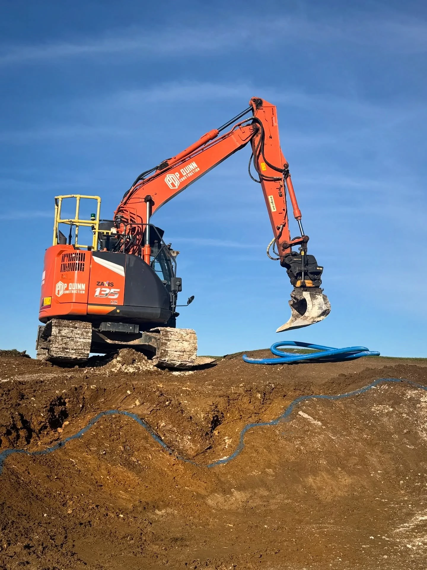 We&rsquo;re on the final stretch at @eastbrightongc with renovation works on the 16th hole ⛳️ 

@edi__golf was out today to get the sand line in on the new bunkers. 

#sandtrap #hitachi #engcon #skilledtrades #greenkeeping #earthmoving #digger #const