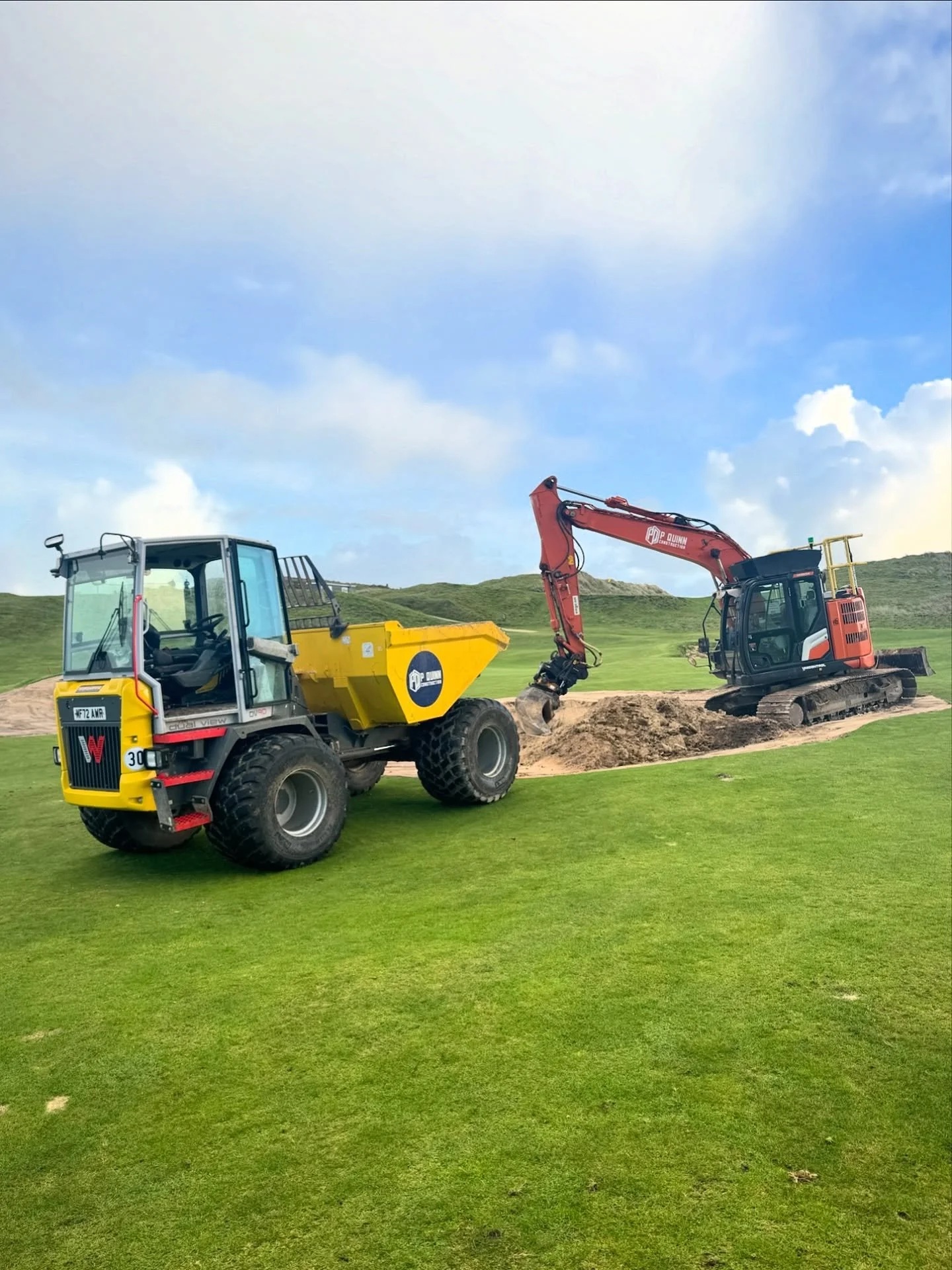 Back down at @westcornwallgolfclubofficial this week for bunker renovations with @edi__golf ⛳️ 

#sandtrap #golfdesign #digger #engcon #skilledtrades #constructionuk #excavating #earthmoving #toolsofmytrade
