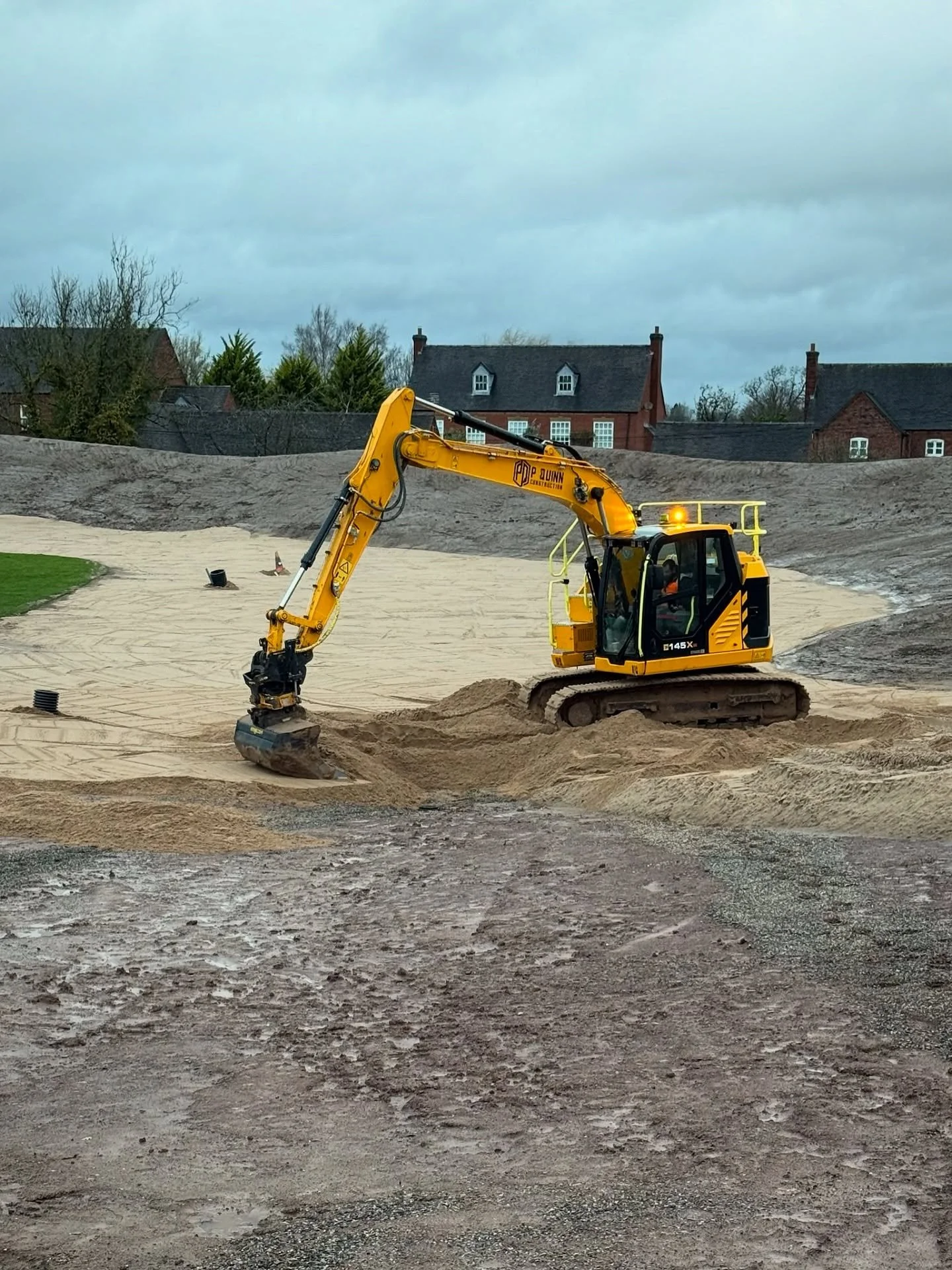 The sandcapping continues on the driving range at @jcbgolfcc 🚜 

Weather conditions haven&rsquo;t been on our side this winter but we&rsquo;re on track for getting it all wrapped up before the Christmas break 🎄

#jcb #jcblovers #engcon #golfcoursed