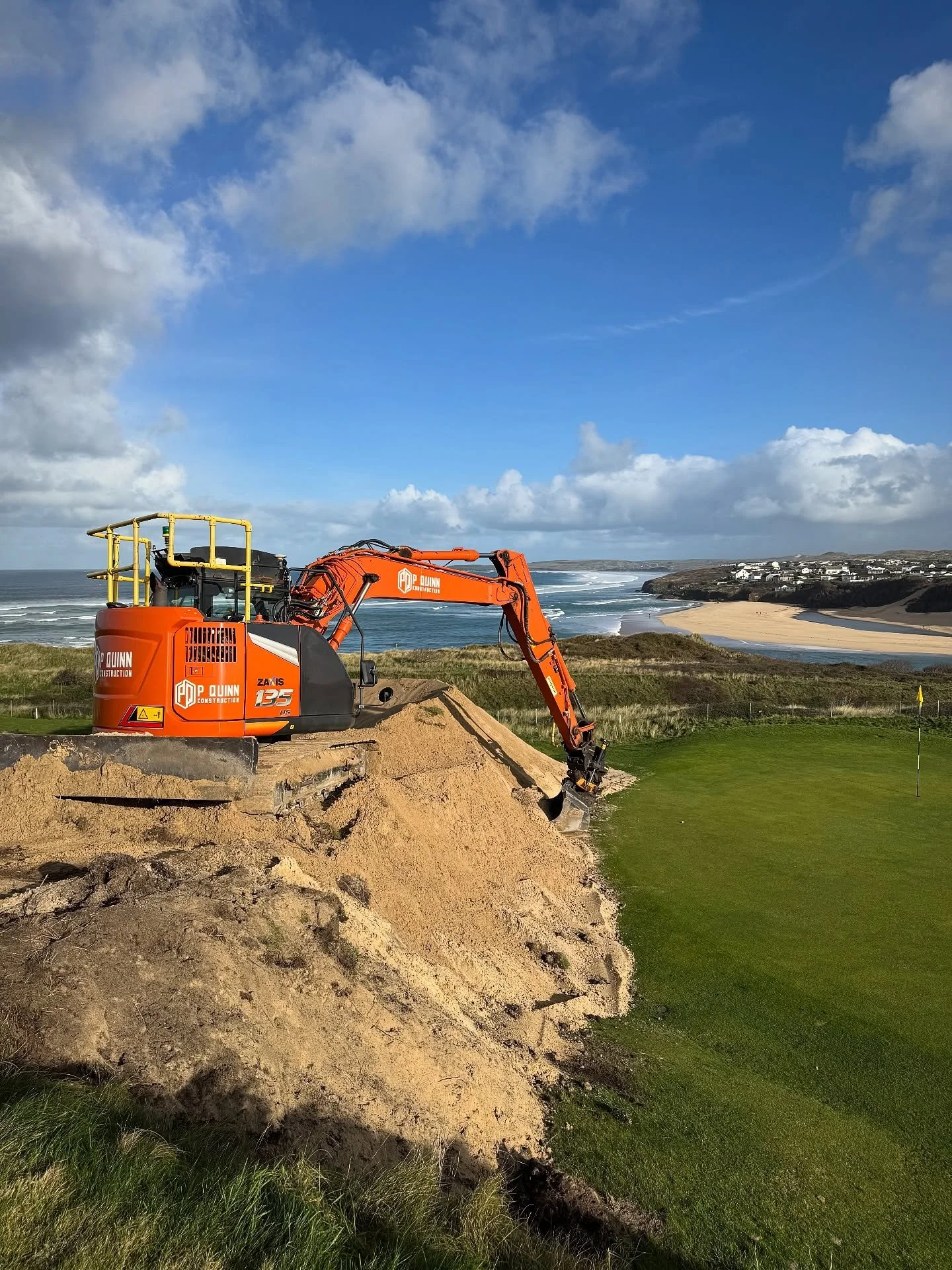Building sandcastles at @westcornwallgolfclubofficial 🏝️

#digger #engcon #hitachi #construction #toolsofmytrade #skilledtrades #golfcoursedesign #earthmoving #tiltrotator