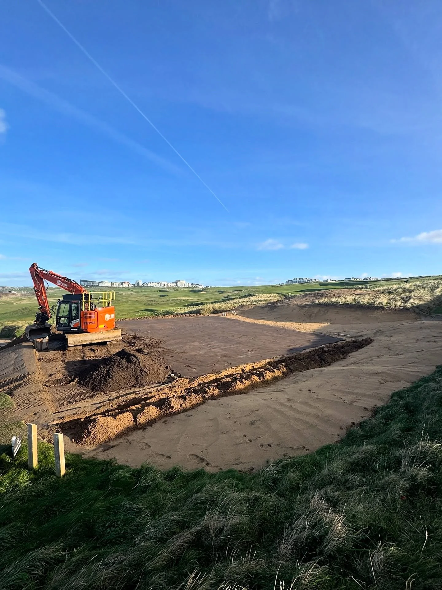 A short but sweet few days at @newquay_golf_club as we made the most of having our machinery already in Cornwall to build a new tee on the 7th hole ⛳️ 

#turfmanagement #greenkeeping #golfcoursedesign #excavator