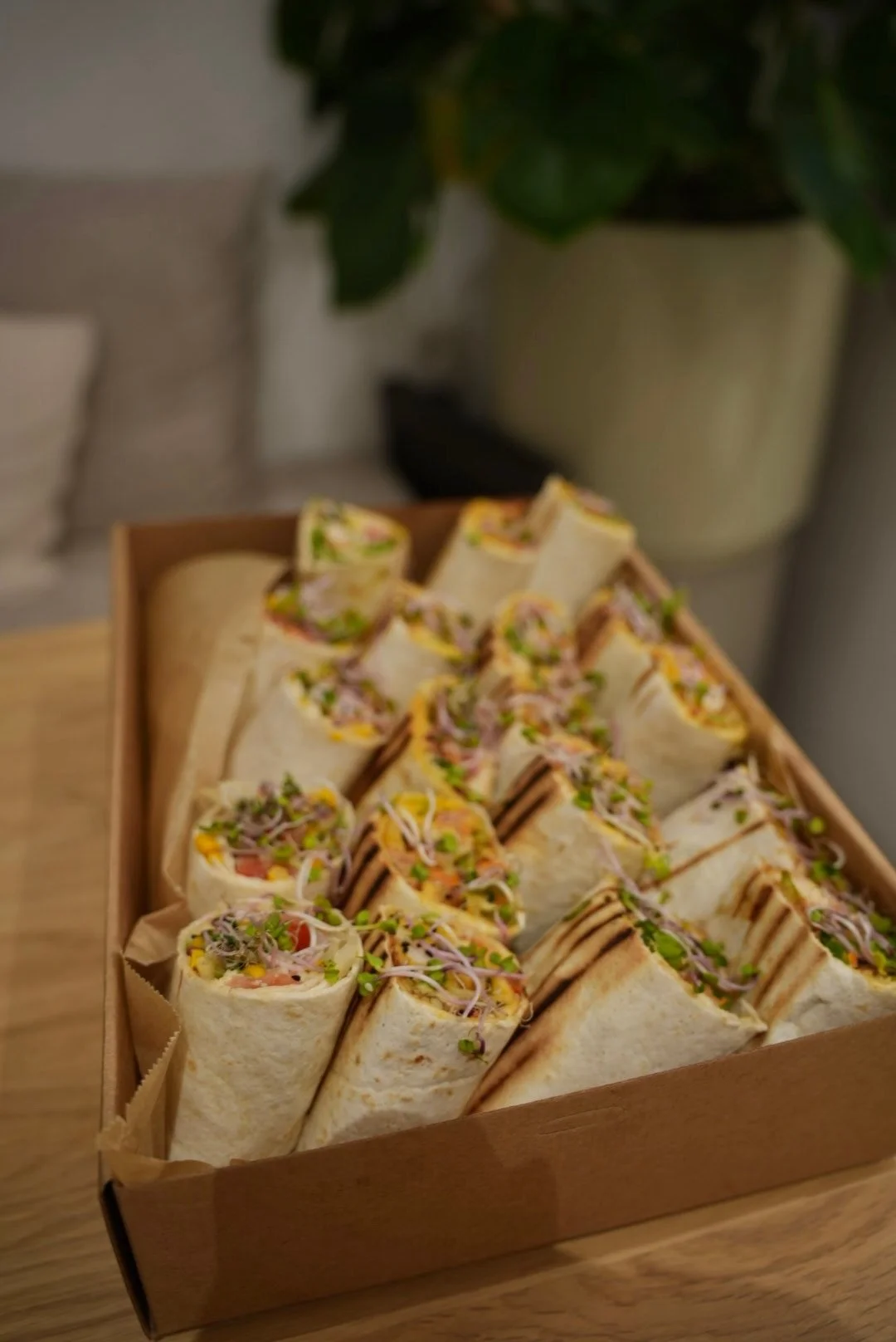 Wrap-Platte – perfekt für Catering & Events
Frisch gerollte Wraps, gefüllt mit buntem Gemüse, Salat, Sprossen und würzigen Saucen. Ideal zum Teilen, für Meetings oder Feiern.