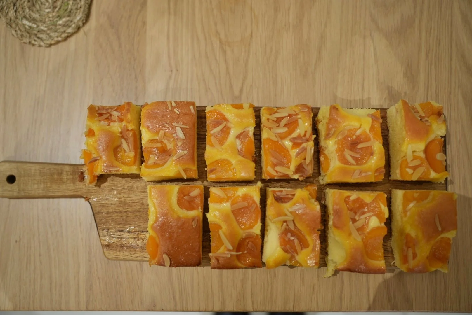 Fruchtiger Blechkuchen mit Mandeln
Saftiger Kuchen mit fruchtiger Note und gerösteten Mandeln – perfekt zum Kaffee oder als süßer Abschluss.