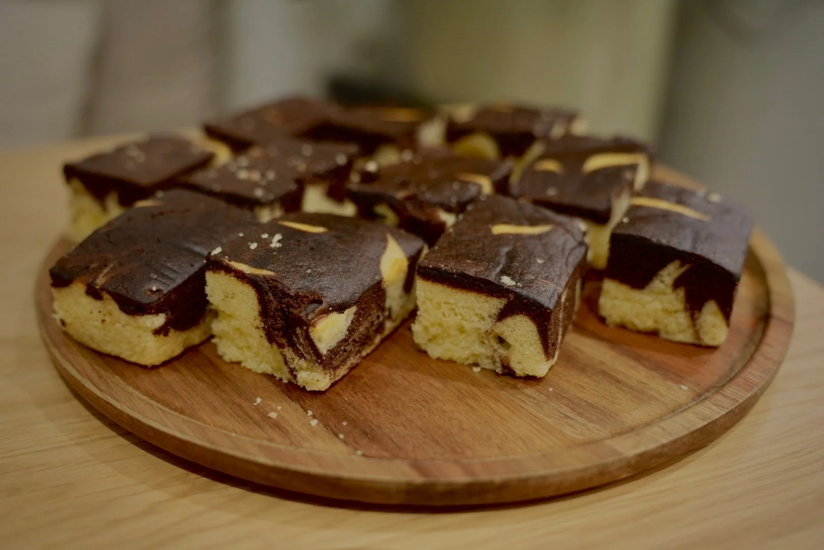 Marmorkuchen in Würfeln
Locker-luftiger Marmorkuchen mit saftiger Schokoladen-Vanille-Marmorierung, frisch geschnitten und servierfertig.