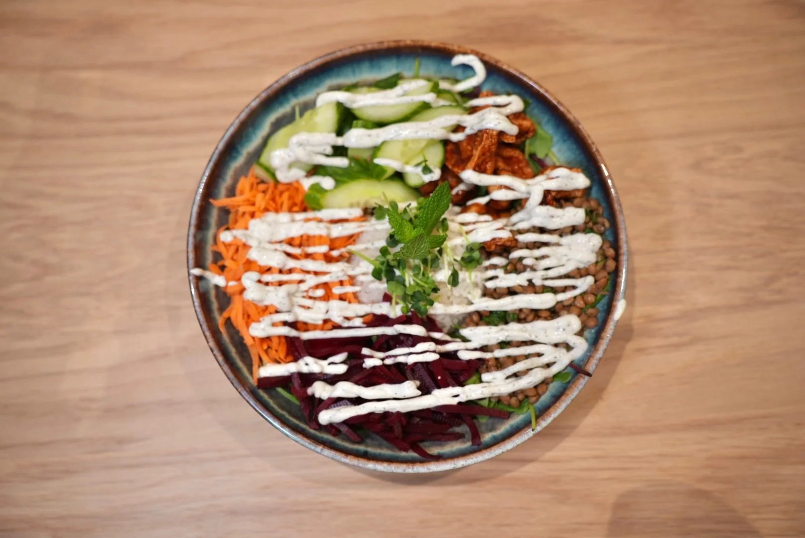 Gemischter Salat mit Karotten, Gurken, roten Beeten, Sojasprossen und Kräutern, mit cremigem Dressing