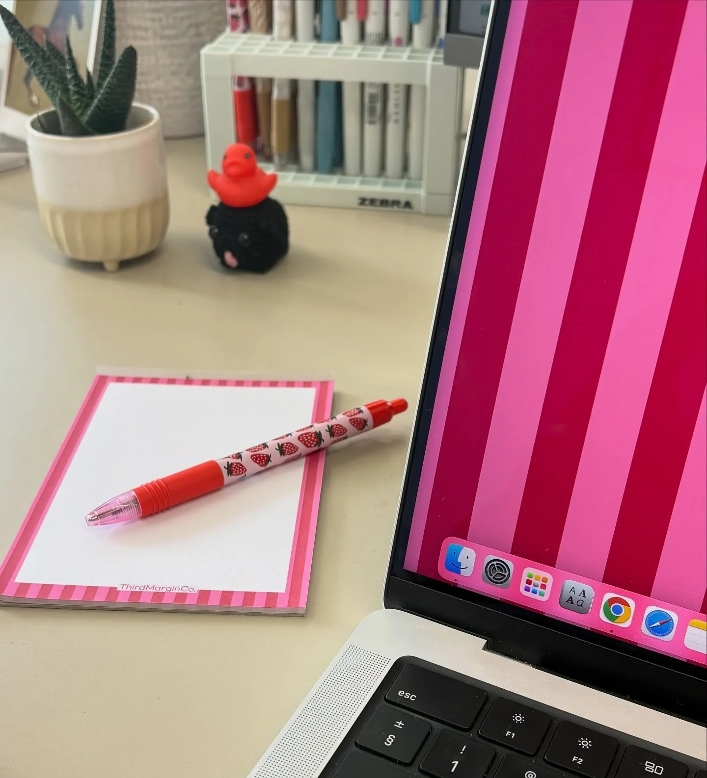 When everything matches 👌🏻😘 download our freebie laptop wallpapers linked in our bio 💻✨

#stationery #stationerystore #smallbusiness #designer #creative #businessowner #smallbiz #notepad #notetaking #bookish #notes #notebook #ecoconsciousbrand #s