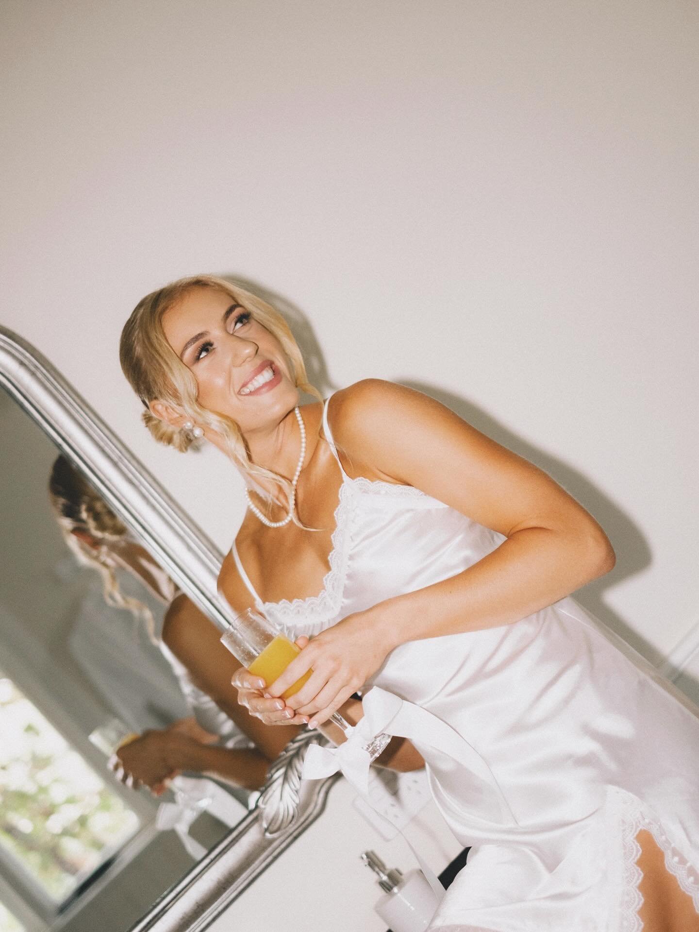 The radiant Mrs Oliver 🤍✨ 

Currently reminiscing of the dream that was Julia&rsquo;s special day back in March. Doesn&rsquo;t she just make a stunning bride? I&rsquo;m obsessed! Stills captured so beautifully by the talented @augusthillweddings 🫶?
