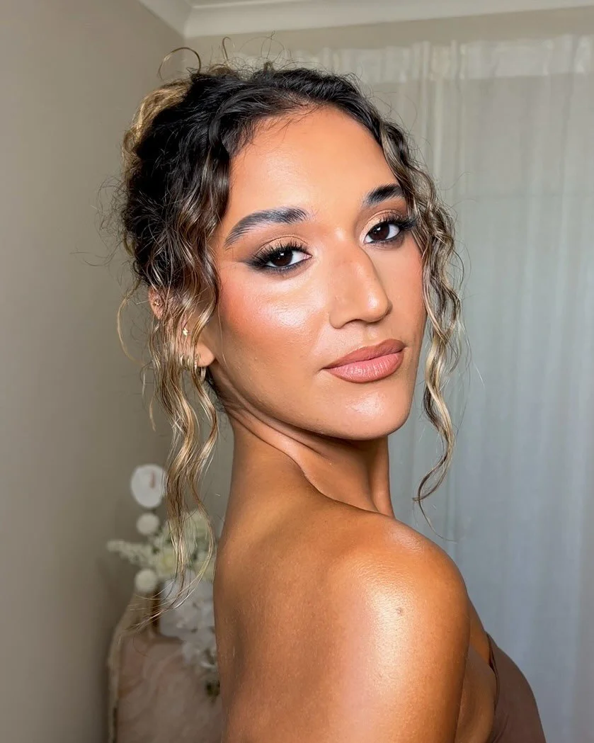 Your NYE glam sorted&hellip; ✨🥂

Bronzey, smokey, sexy - everything you love. Finished off with body glow for dayssss. Save for your next night out inspo 🫶🏻
 
Muse @yara.kingdon.barbosa 
Makeup @byalexandramua 

#makeupinspo #glam #fyp #perthmakeu