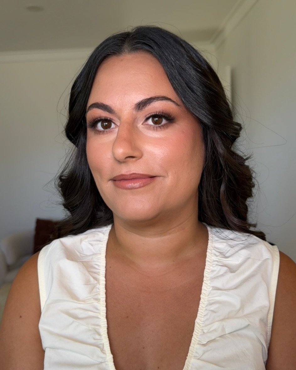 a little Saturday smokey inspo for your next appointment 🖤 I&rsquo;ve fallen in love with the @tower28beauty magic hour cream blush on tan skin. It gives that peachy nude cheek that looks divine - 10/10 love 

#makeupinspiration #perthmakeupartist #