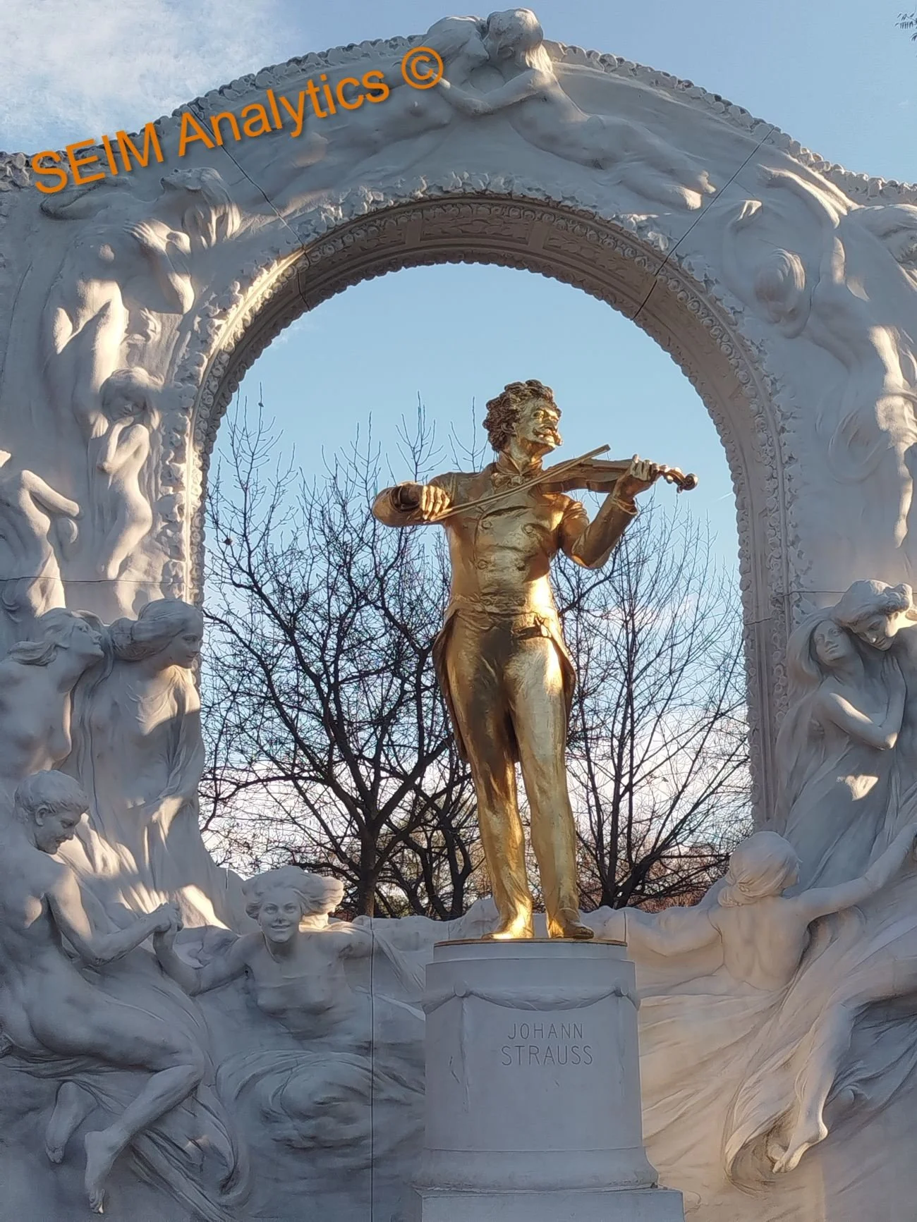 Golden statue of 'Johann Strauss' in Vienna Stadtpark.