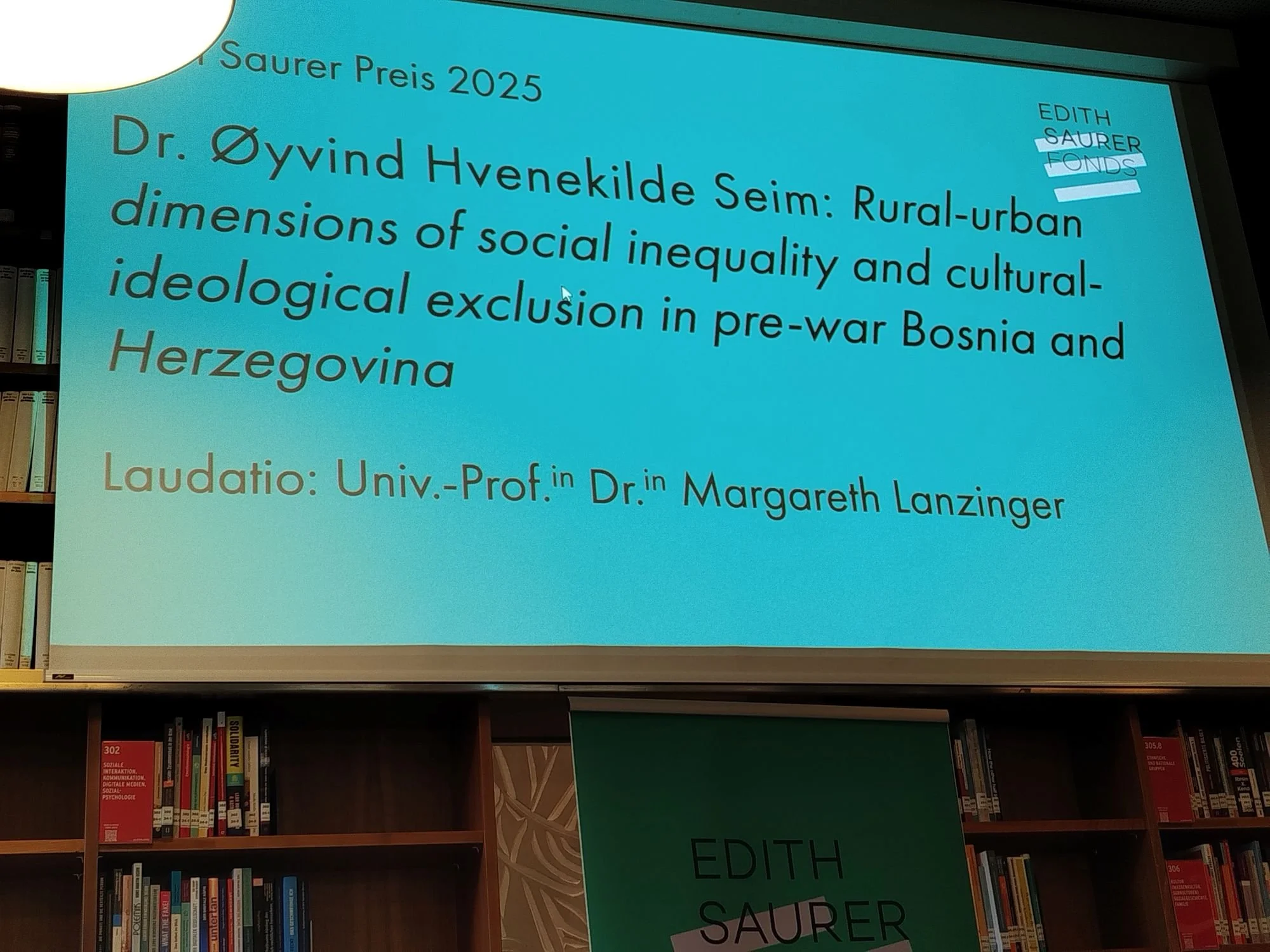 Lecture slide titled "Edith Sauer Preis 2025" about Dr. Øyvind Hvenekilde Seim's research on social inequality and cultural exclusion in pre-war Bosnia and Herzegovina. 