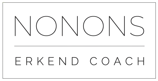 Logo met de tekst 'NONONS ERKEND COACH' op een zwarte achtergrond.