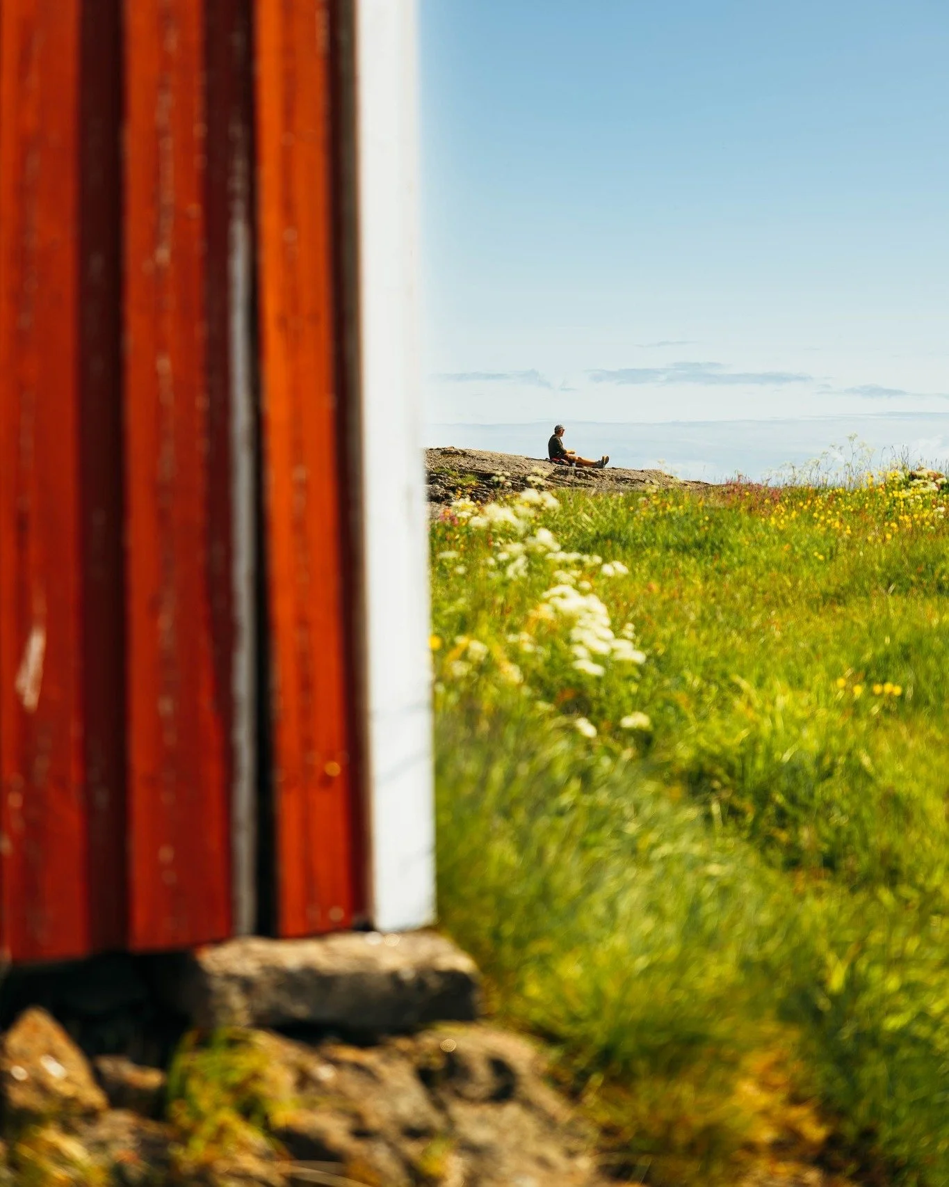 Sometimes it&rsquo;s nice to just sit and look out.
This is one of those places.
Right by the sea, just down from where our guests stay🥰

#nesland #fiskev&aelig;retnesland #lofoten #rorbu #accommodation #uniqueplaces